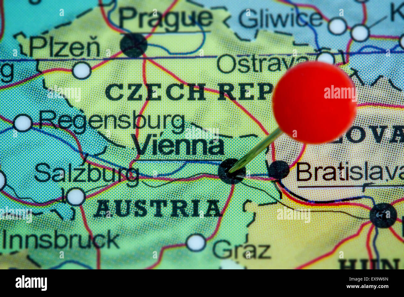 Close-up di una puntina rossa su una mappa di Vienna, Austria Foto Stock