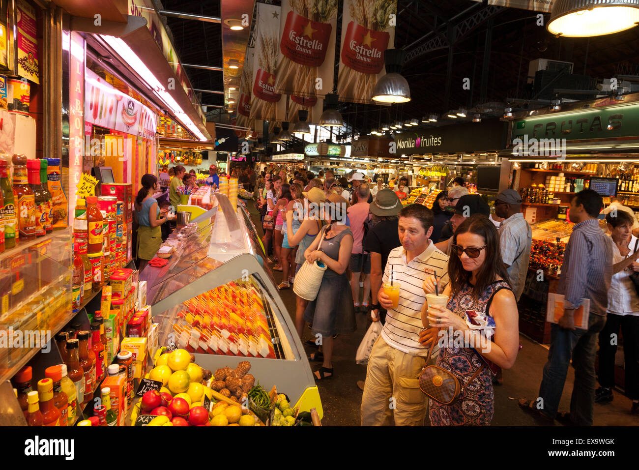 La Boqueria Barcellona - People shopping presso La Boqueria il mercato coperto, Las Ramblas, Barcelona Spagna Europa Foto Stock