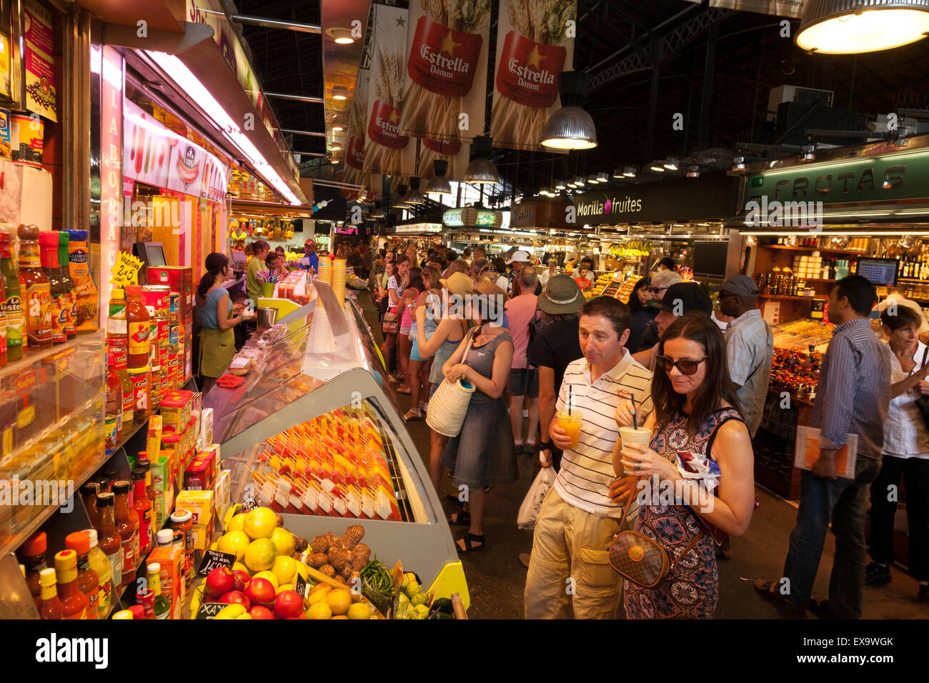 La Boqueria Barcellona - People shopping presso La Boqueria il mercato  coperto, Las Ramblas, Barcelona Spagna Europa Foto stock - Alamy