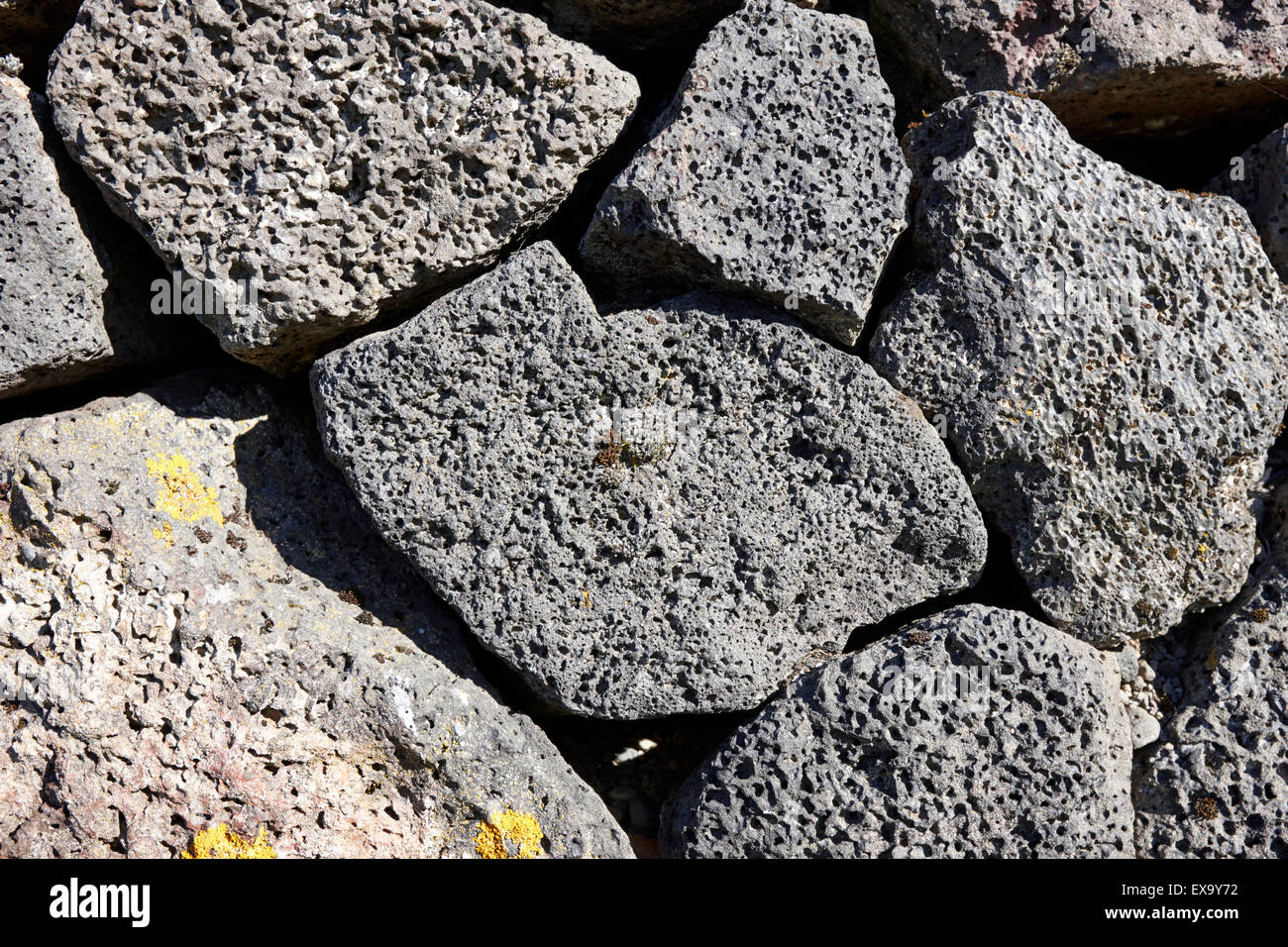 Asciugare la parete in pietra costituita da rocce di origine vulcanica reykjavik Islanda Foto Stock