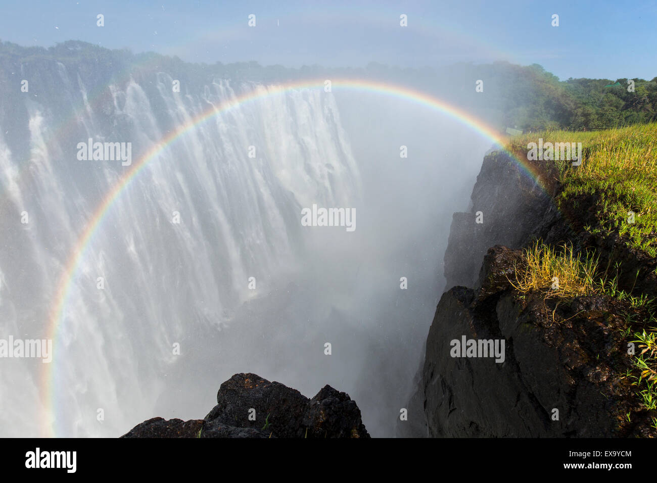 Africa, Zambia, Mosi-Oa-Tunya National Park, Rainbow sopra la cataratta orientale di Victoria Falls Foto Stock