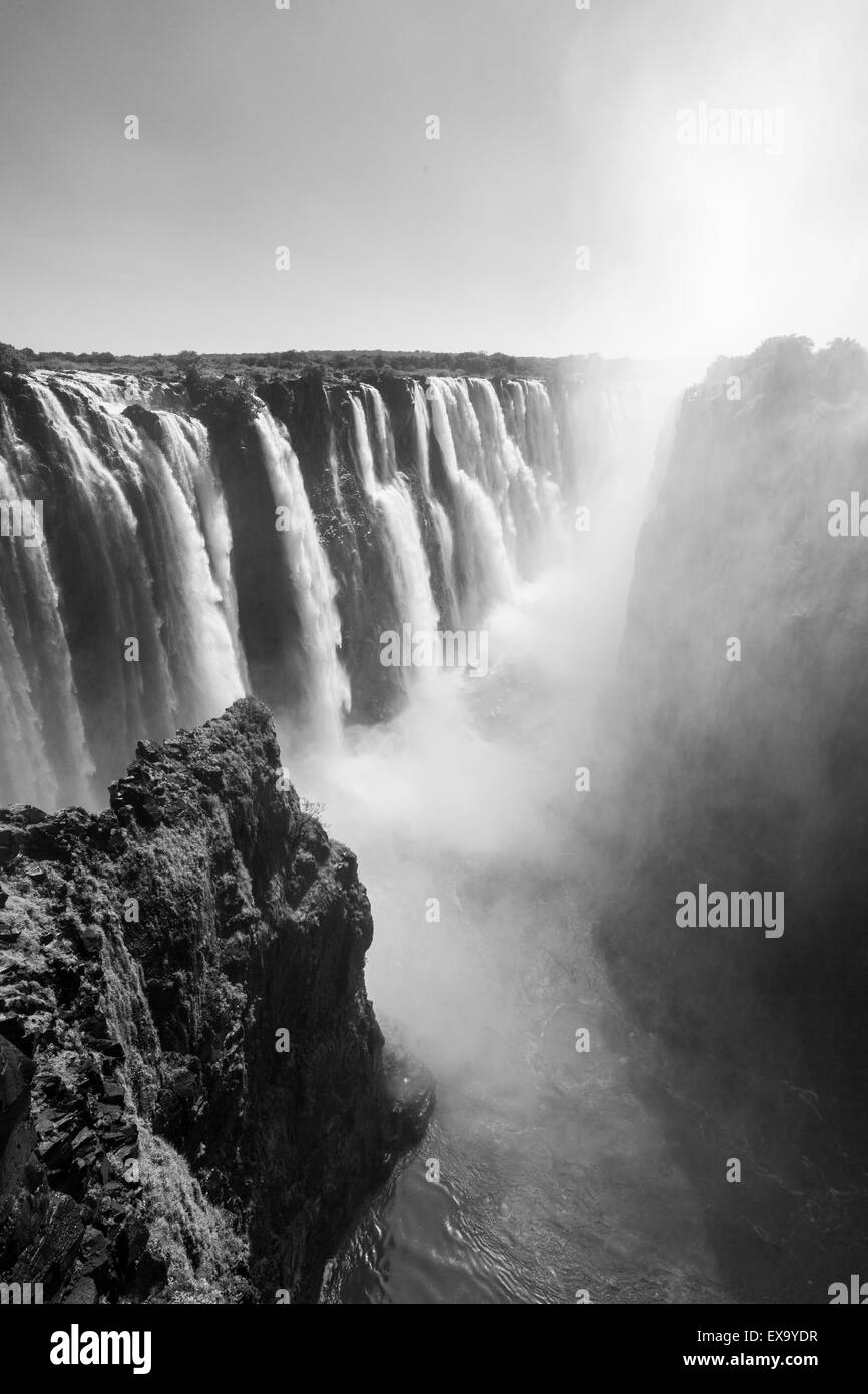 Africa Zimbabwe, Victoria Falls National Park, fiume Zambesi che scorre sopra il Victoria Falls Foto Stock