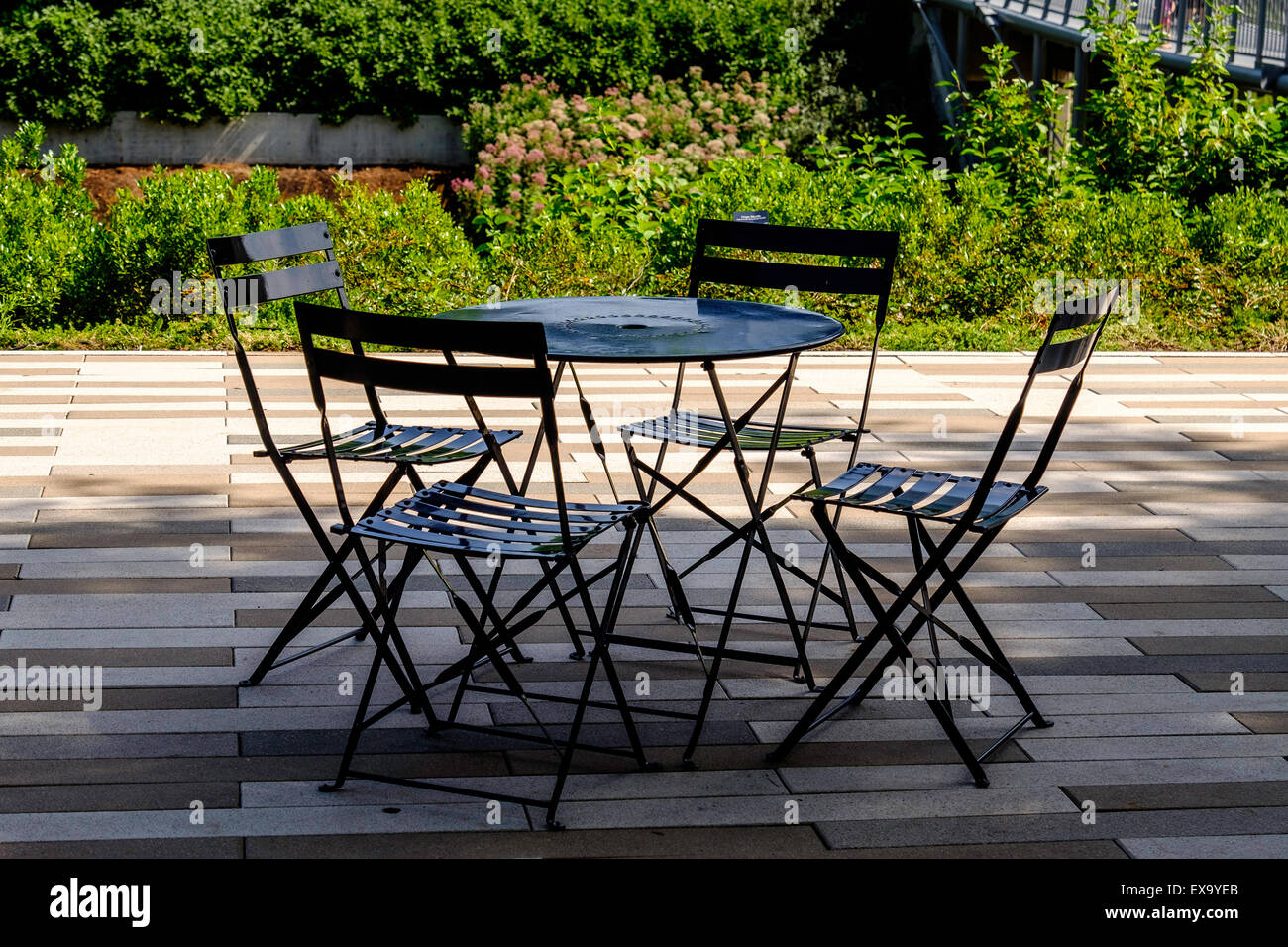 Un metallo set di tavolo e quattro sedie su un patio in pietra presso la miriade di Giardini Botanici in Oklahoma City, Oklahoma, Stati Uniti d'America. Foto Stock