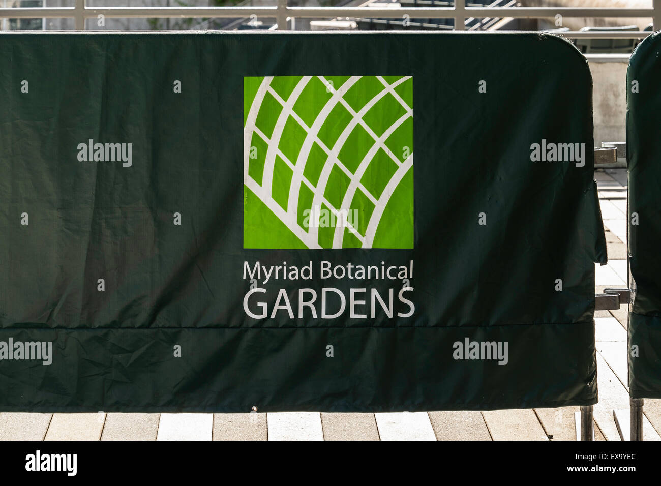 Un panno nero segno tesa su di un telaio metallico pubblicità la miriade di Giardini Botanici in Oklahoma City, Oklahoma, Stati Uniti d'America. Foto Stock