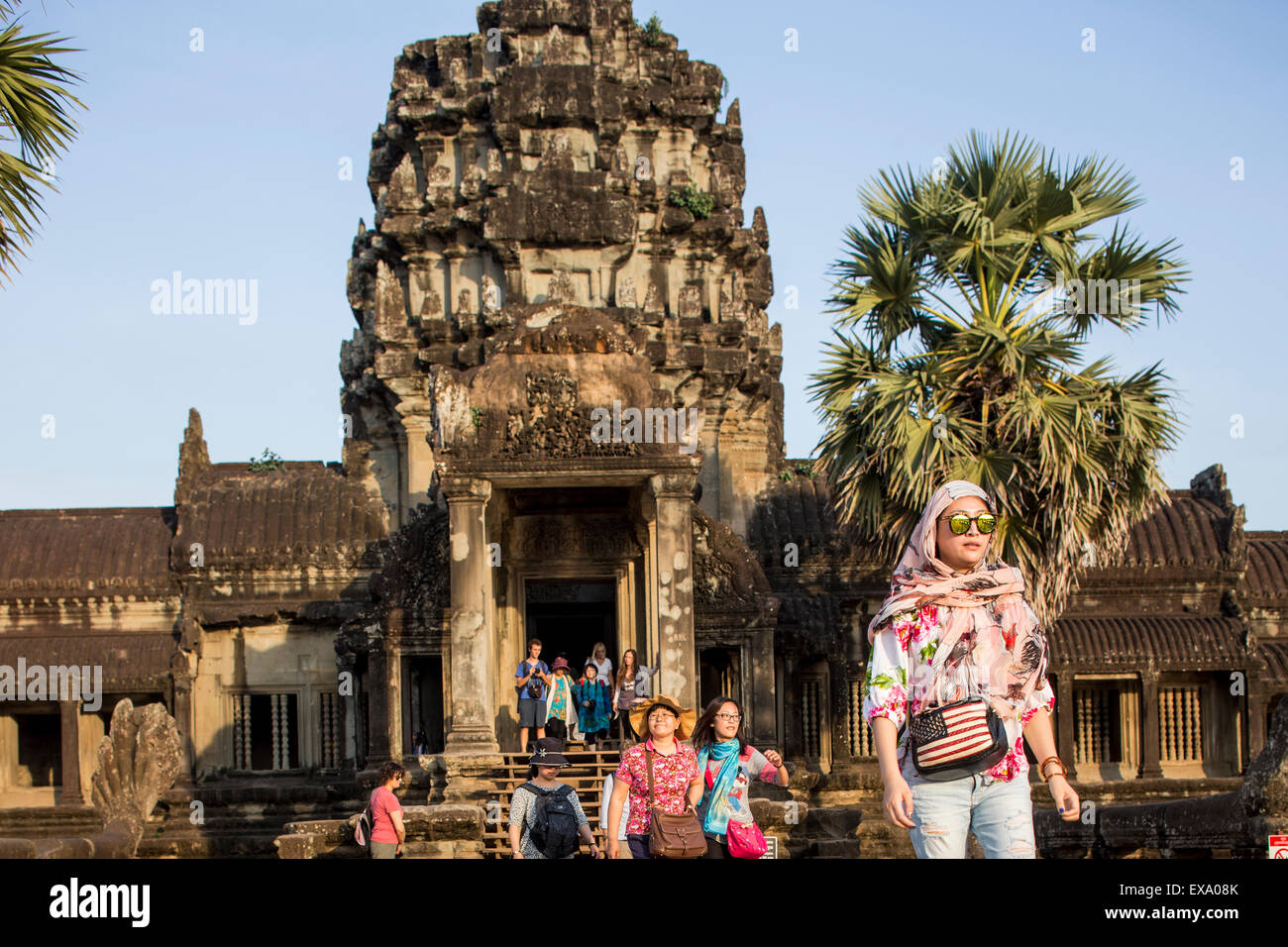 Asia, Cambogia Siem Reap, donna che indossa bandiera americana purse passeggiate attraverso Angkor Wat Foto Stock