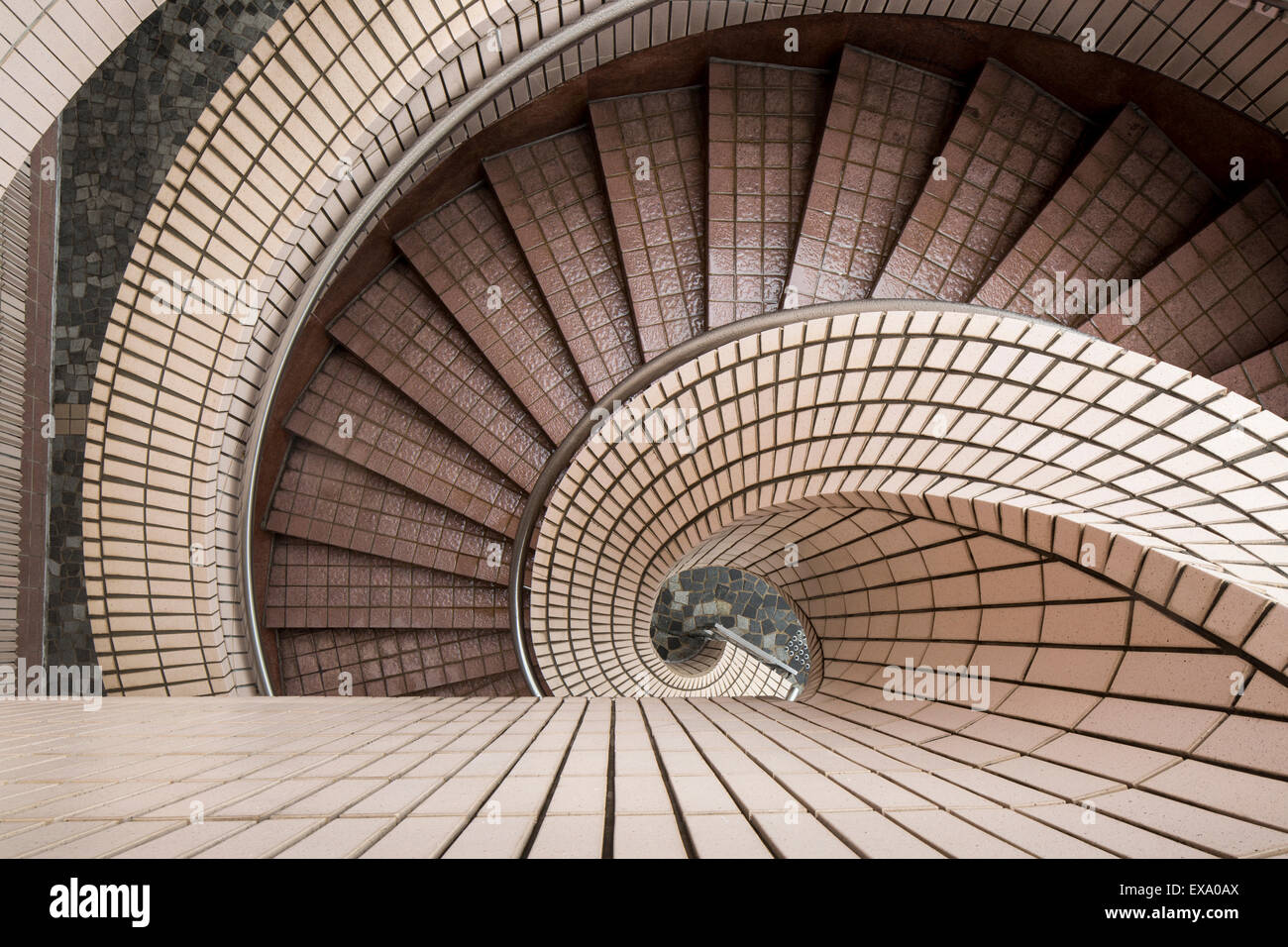 Cina, Hong Kong, ad alto angolo di visione della scala a spirale a Hong Kong Museo di Arte sulla Penisola di Kowloon in Tsim Sha Tsui sul Foto Stock