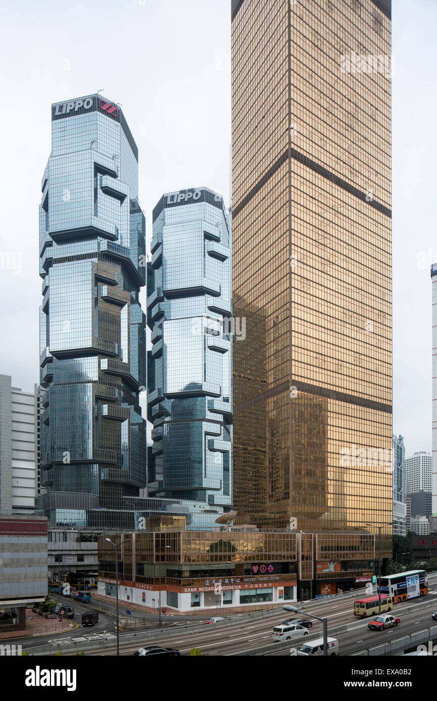 Cina, Hong Kong, Lippo Centro Torri e Estremo Oriente centro finanziario edifici lungo Harcourt Road nel quartiere finanziario Foto Stock