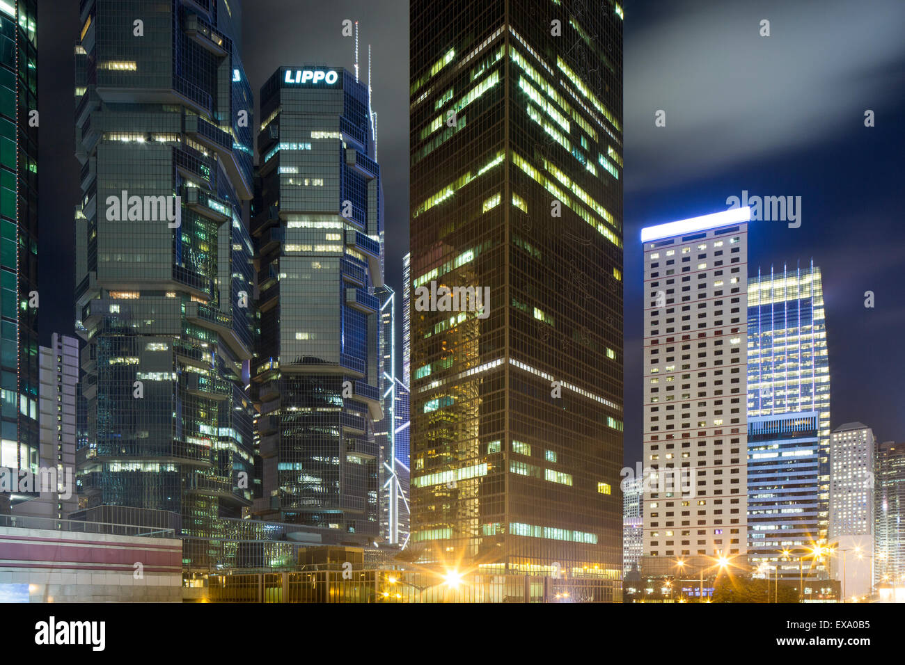 Cina, Hong Kong, Lippo Centro Torri e Estremo Oriente centro finanziario edifici lungo Harcourt Road nel quartiere finanziario di notte Foto Stock