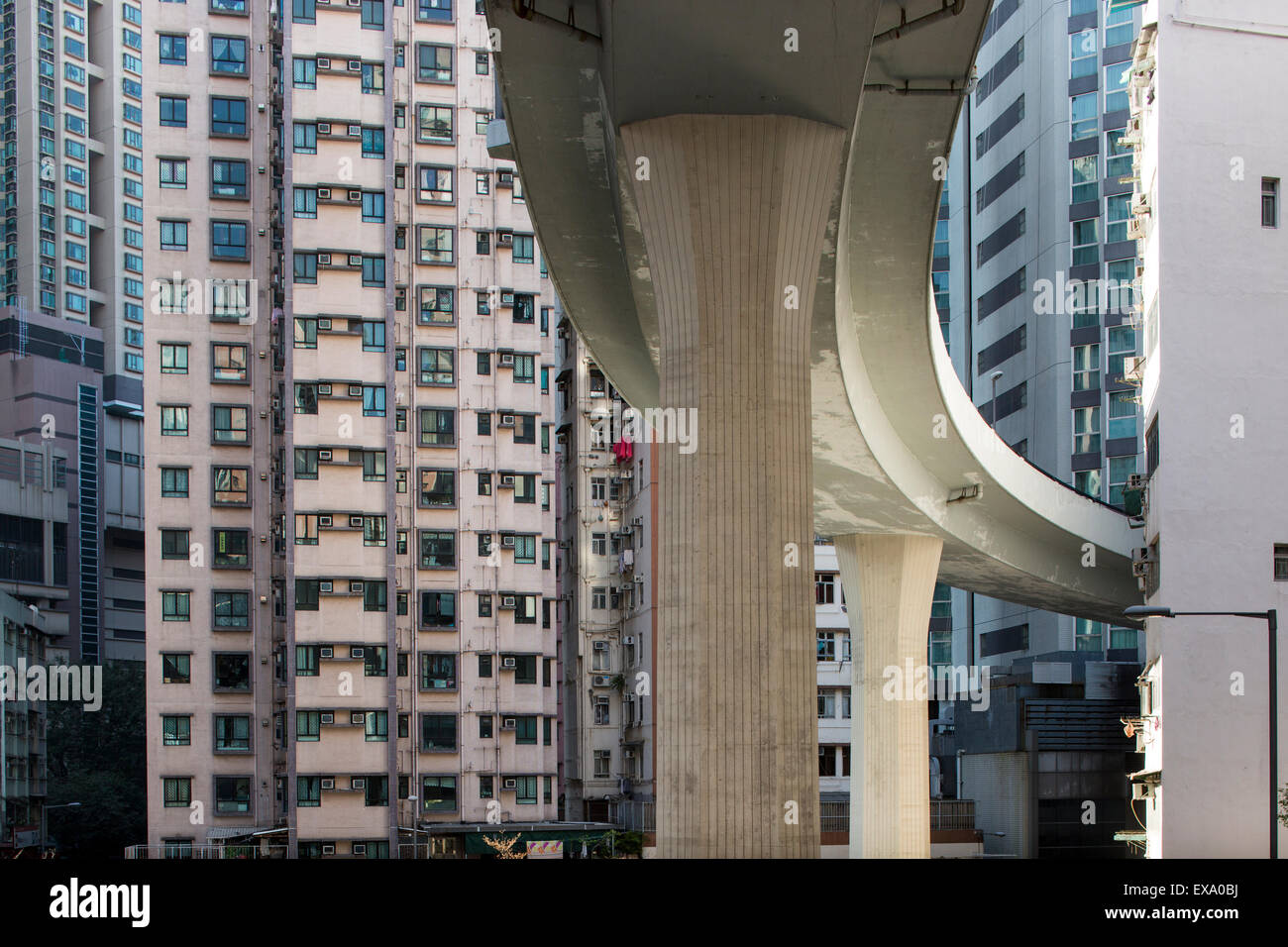 Cina, Hong Kong, Autostrada cavalcavia e dintorni alto appartamento torri in Kennedy Town district sul pomeriggio invernale Foto Stock
