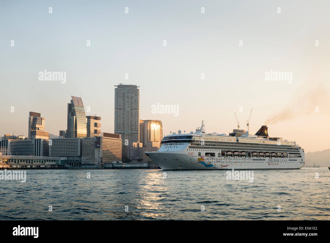 Cina, Hong Kong, nave da crociera motori nel porto di Hong Kong lungo la Penisola di Kowloon all alba inverno mattina Foto Stock
