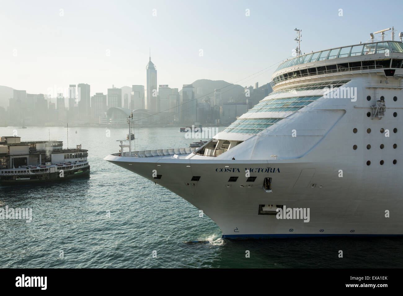 Cina, Hong Kong, nave da crociera Costa Victoria cravatte in Tsim Sha Tsui in Kowloon lato del porto di Hong Kong con lo skyline della citta' a Foto Stock