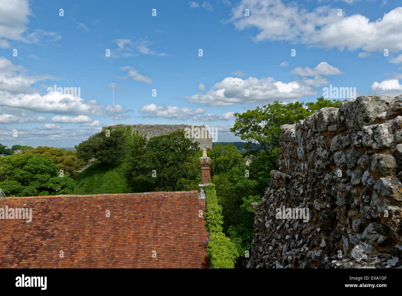 Alta Vista del castello di Carisbrooke, mantenere, Mote, merli, Carisbrooke, nr Newport, Isle of Wight, England, Regno Unito, GB. Foto Stock