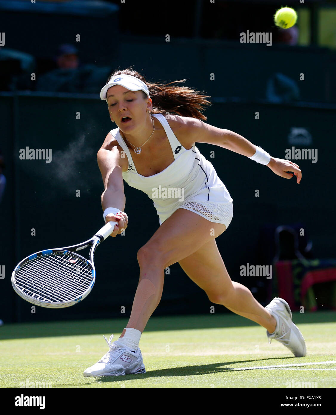 Londra, Regno Unito. 9 Luglio, 2015. Agnieszka RADWANSKA di Polonia restituisce una palla di Garbine Muguruza di Spagna durante la loro donna semi-partita finale del 2015 campionati di Wimbledon al All England Tennis Club di Wimbledon, a sud-ovest di Londra, il 9 luglio 2015. Muguruza ha vinto 2-1. Credito: Voi Pingfan/Xinhua/Alamy Live News Foto Stock