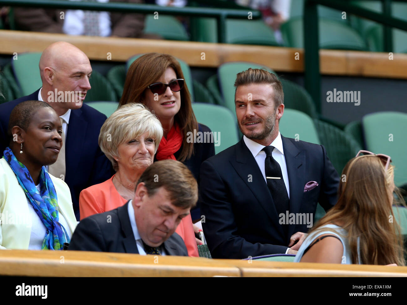 Londra, Regno Unito. 9 Luglio, 2015. Ex calciatore inglese David Beckham 2(R) è visto nel royal box sul Centre Court durante la donna della semifinale partita al 2015 campionati di Wimbledon a Wimbledon, a sud-ovest di Londra, Gran Bretagna il 9 luglio 2015. Credito: Han Yan/Xinhua/Alamy Live News Foto Stock Londra, Regno Unito. 9 Luglio, 2015. Ex calciatore inglese David Beckham 2(R) è visto nel royal box sul Centre Court durante la donna della semifinale partita al 2015 campionati di Wimbledon a Wimbledon, a sud-ovest di Londra, Gran Bretagna il 9 luglio 2015. Credito: Han Yan/Xinhua/Alamy Live News Foto Stock