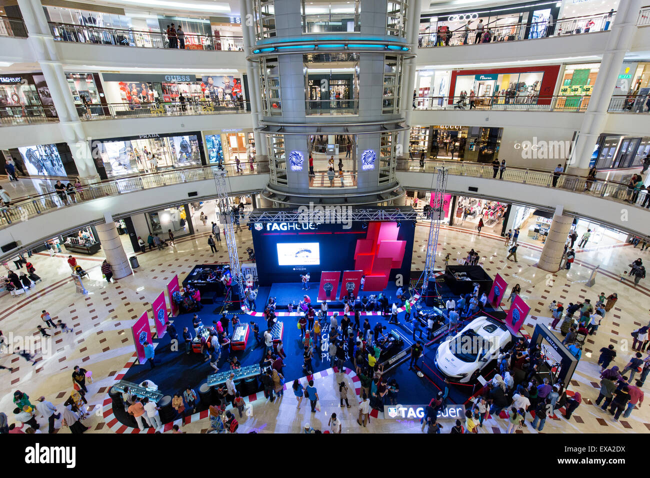 Malaysia, Kuala Lumpur, Display promozione Tag Heuer orologi attira la folla a Suria KLCC Shopping Mall all'interno di Torri Petronas Foto Stock
