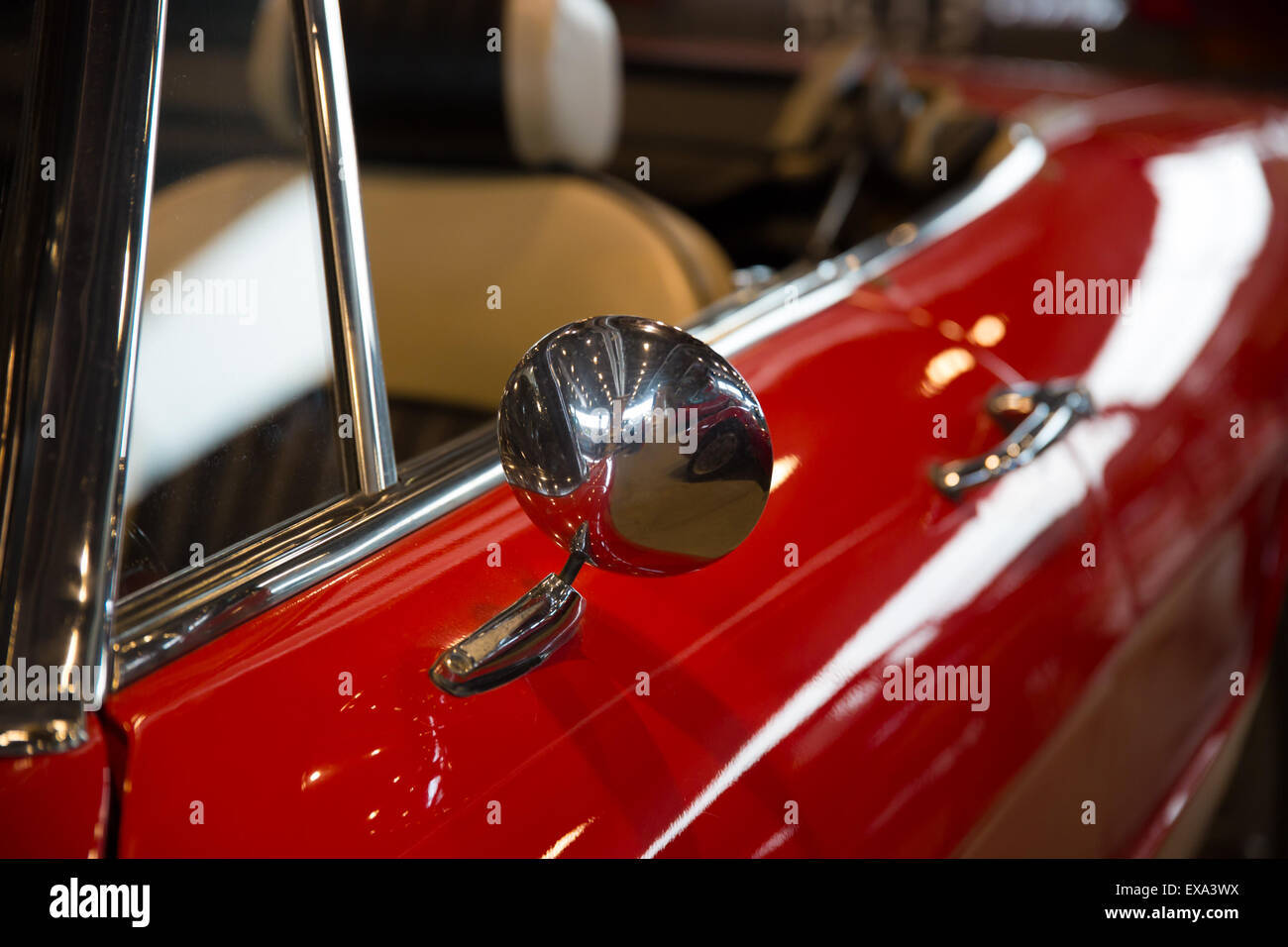 Chrome specchietto retrovisore di un automobile rossa Foto Stock