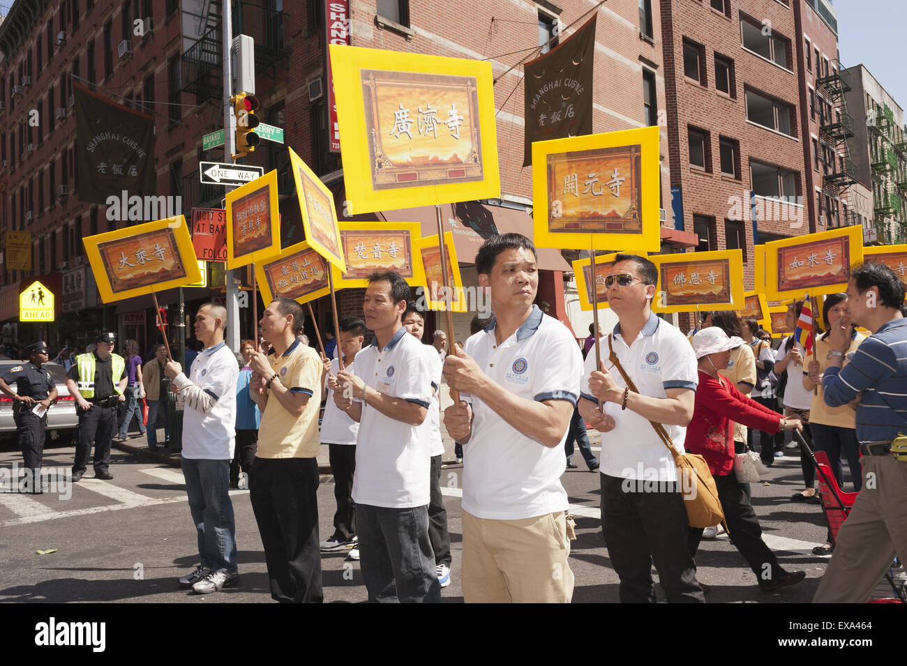 Sfilata in celebrazione del Vesak del Buddha compleanno 2556th marche attraverso Chinatown a Manhattan, 2012. Foto Stock