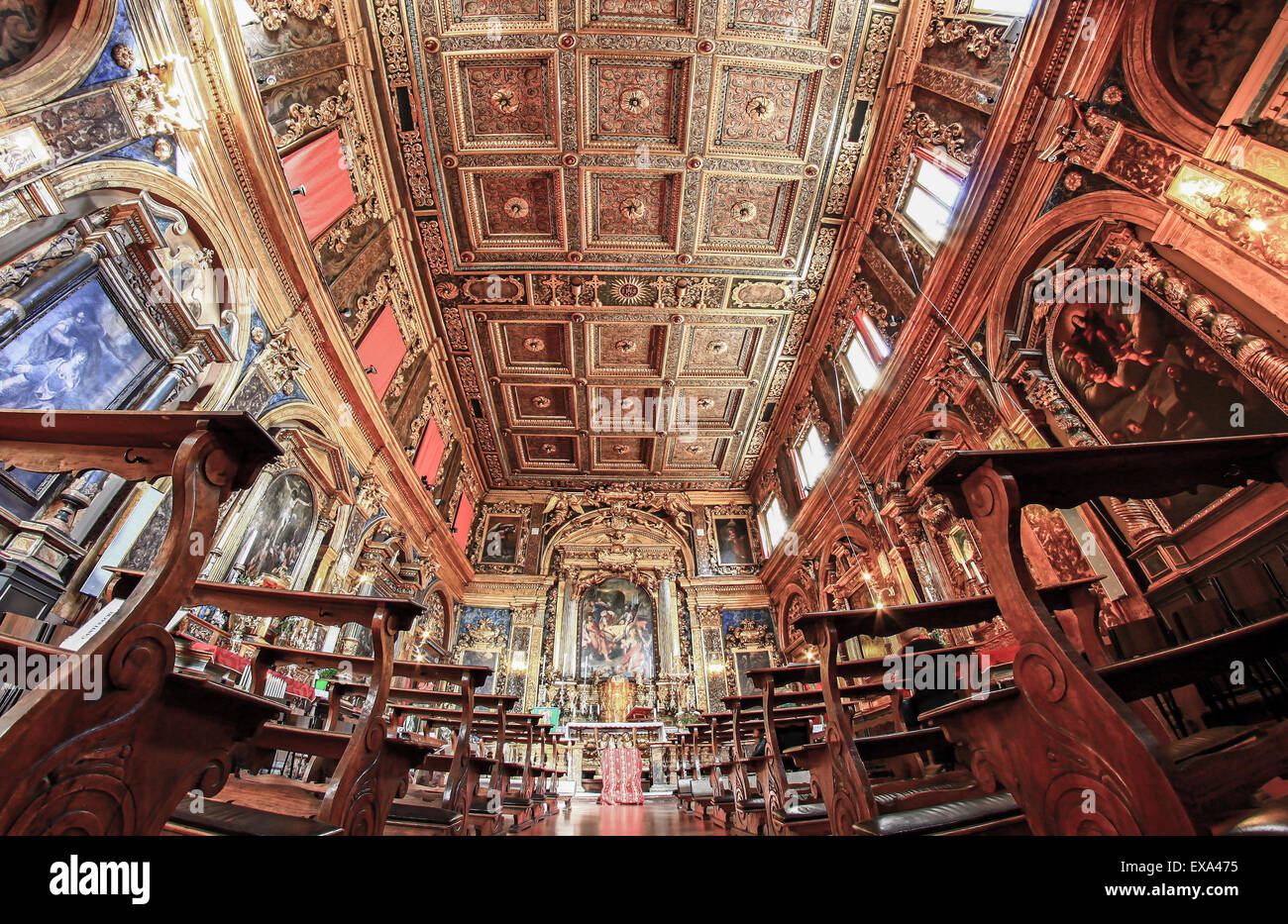 Un accesso libero e gratuito all interno di una vecchia chiesa italiana con soffitto a cassettoni Foto Stock