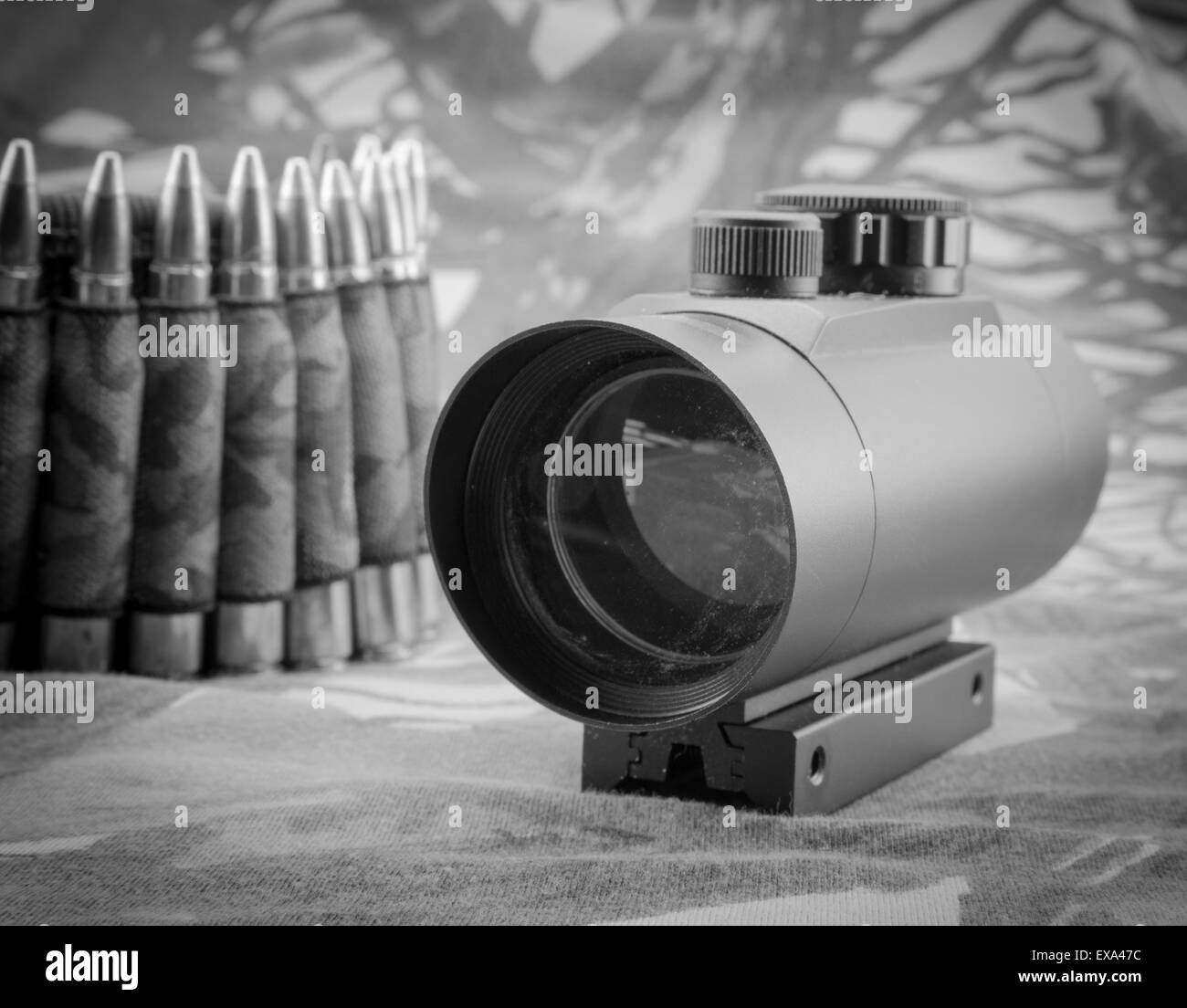 Composizione con fucile e munizioni red dot sight Foto Stock