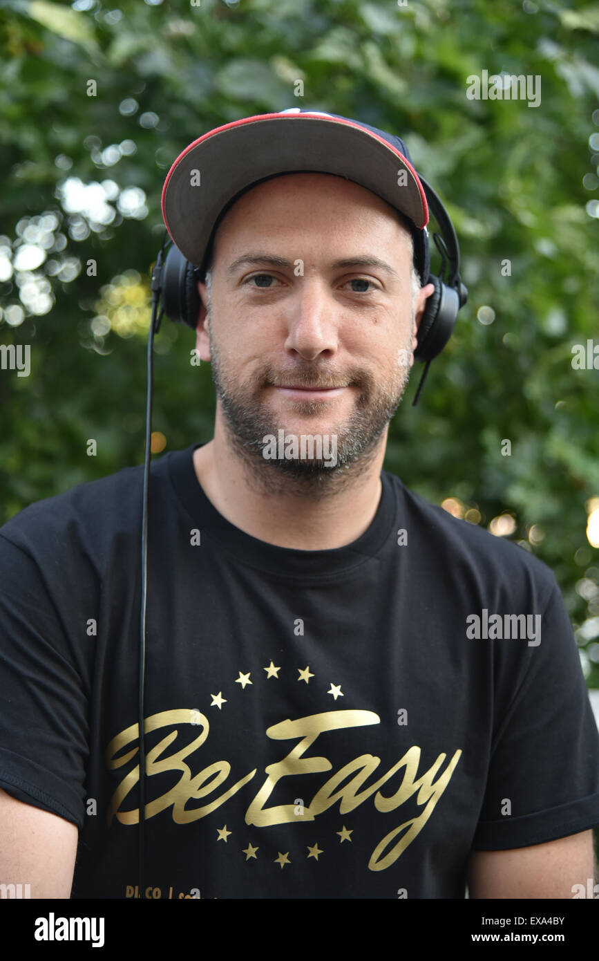 Londra, UK, 9 Luglio 2015 : Dj Dan Savidge preforme il Vip area alla prima serie di estate Chromeo, sponsor da American Express al Somerset House di Londra. Foto di vedere Li Credito: Vedere Li/Alamy Live News Foto Stock