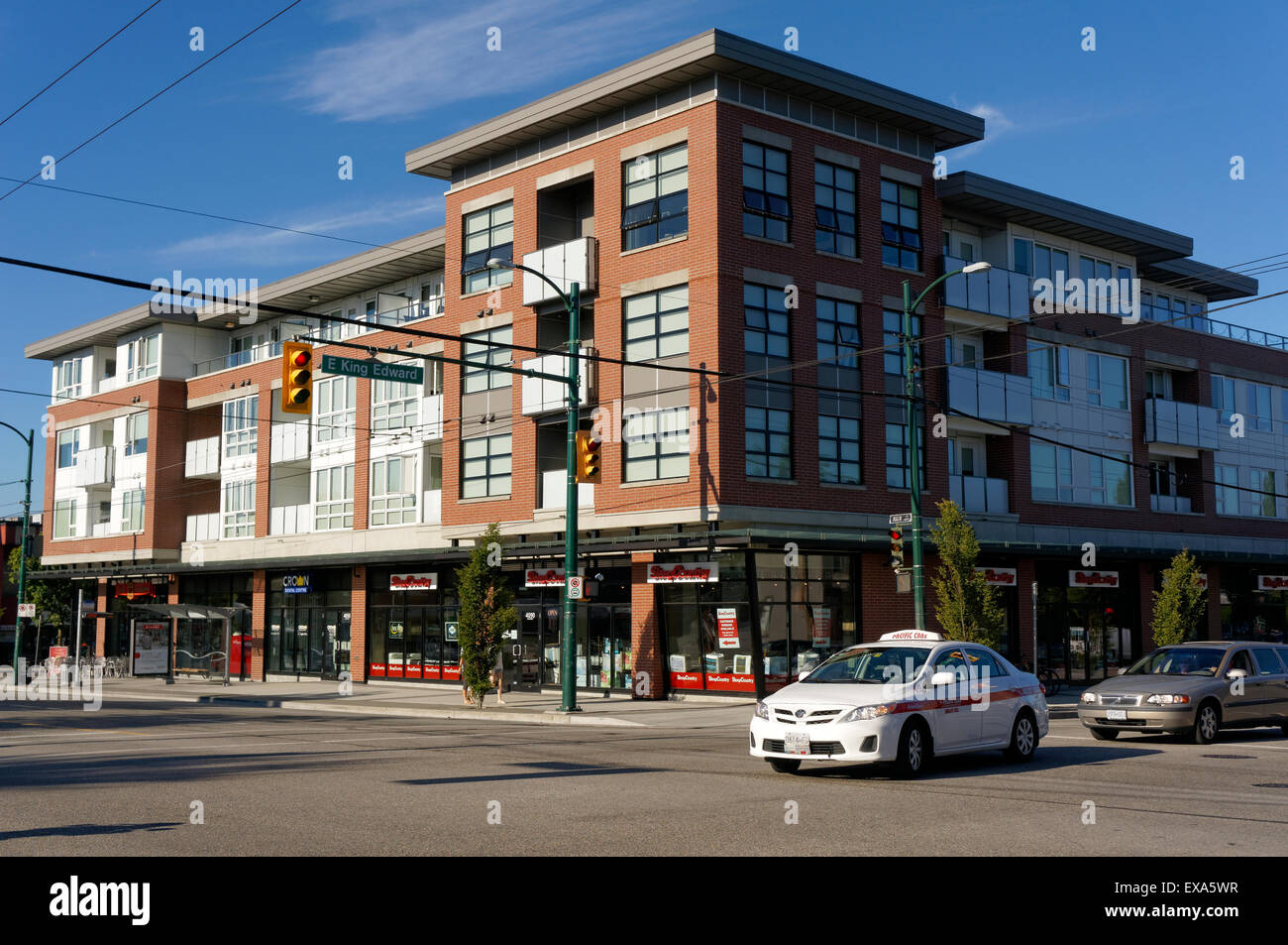 Nuova zona residenziale e retail complesso edilizio su Main Street, Vancouver, British Columbia, Canada Foto Stock
