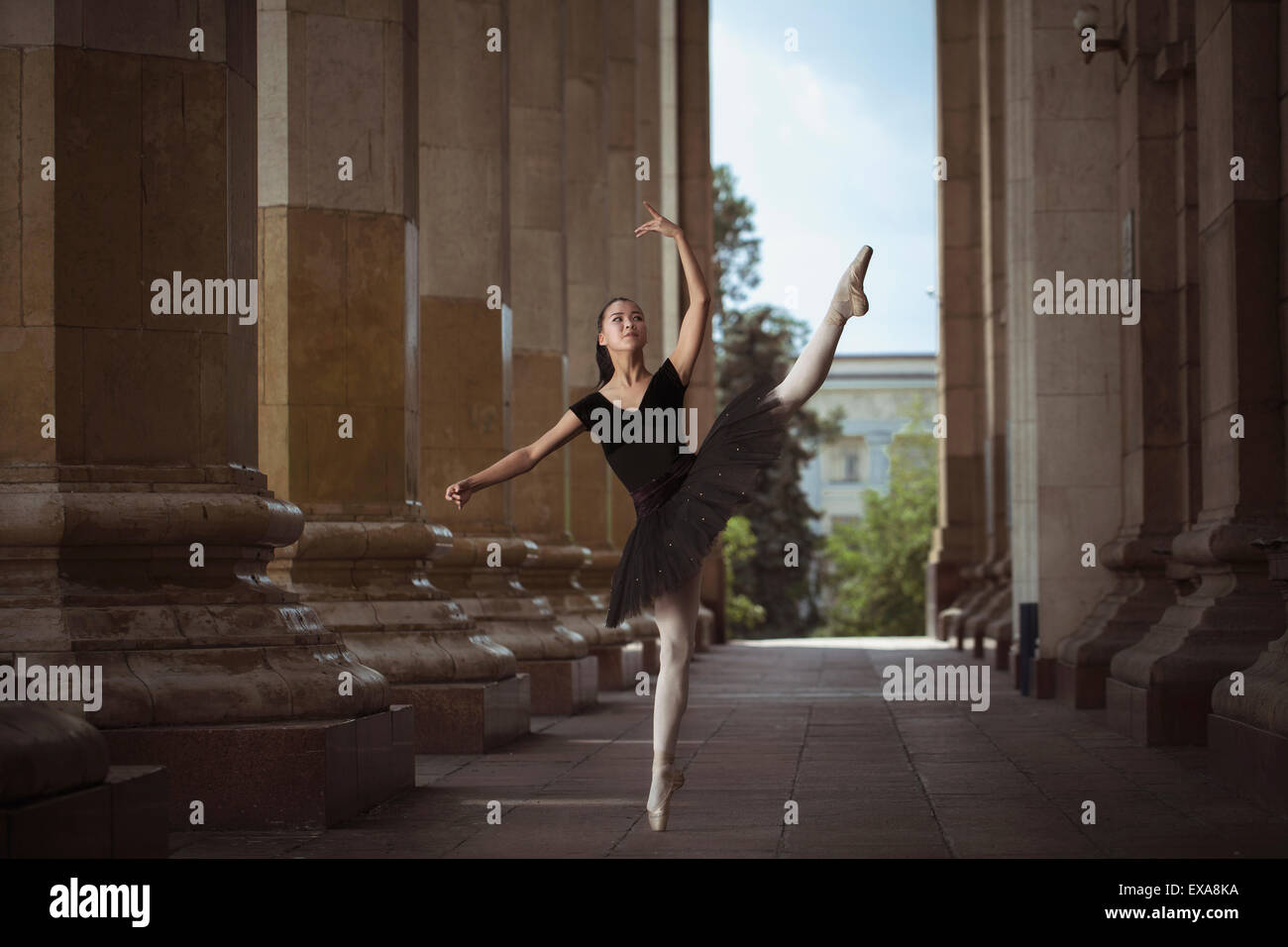 Ragazza ballerina flats permanente sulla tiptoes sulla strada Foto Stock