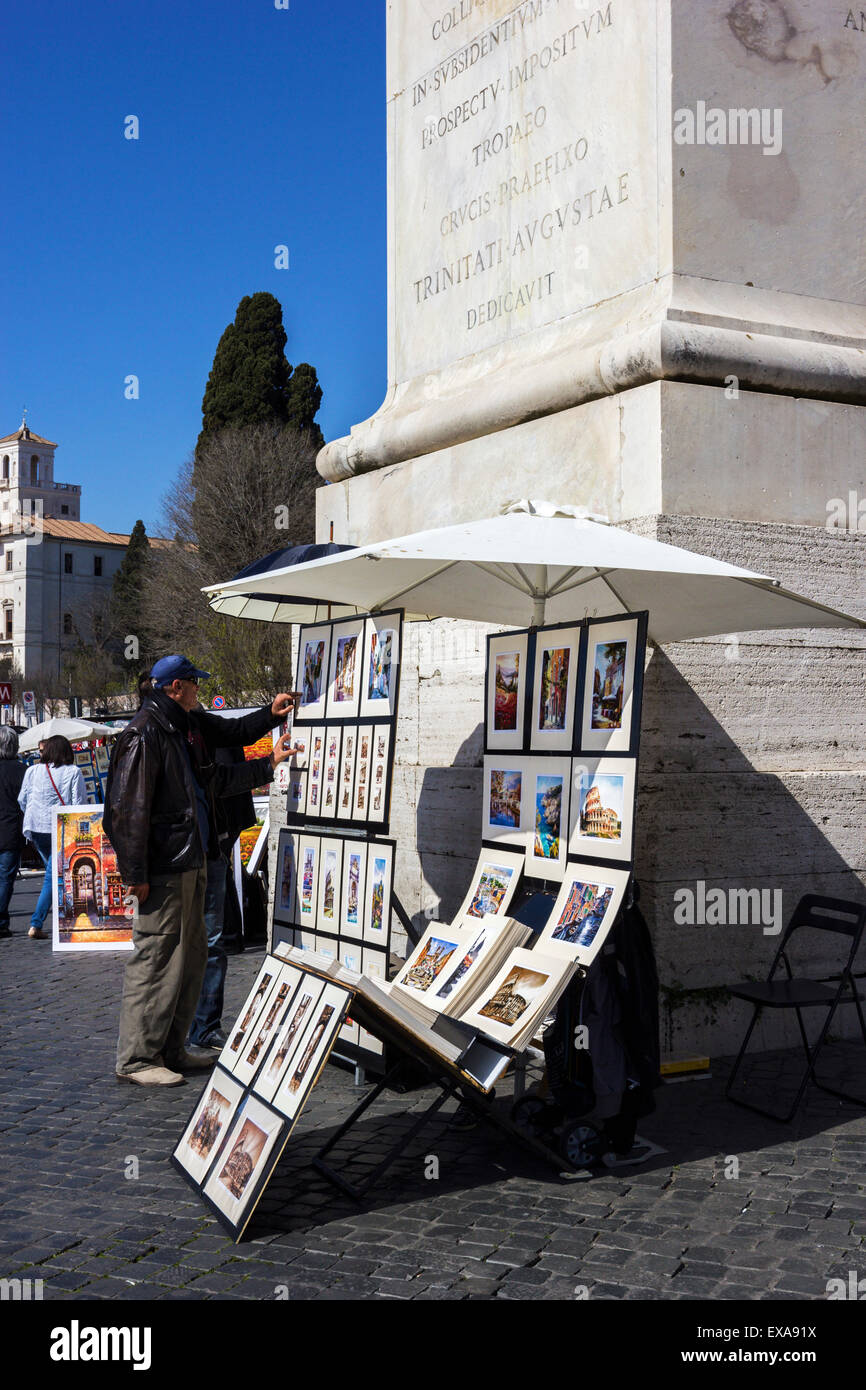 I turisti alla ricerca di quadri di artisti locali di Roma in Italia Foto Stock