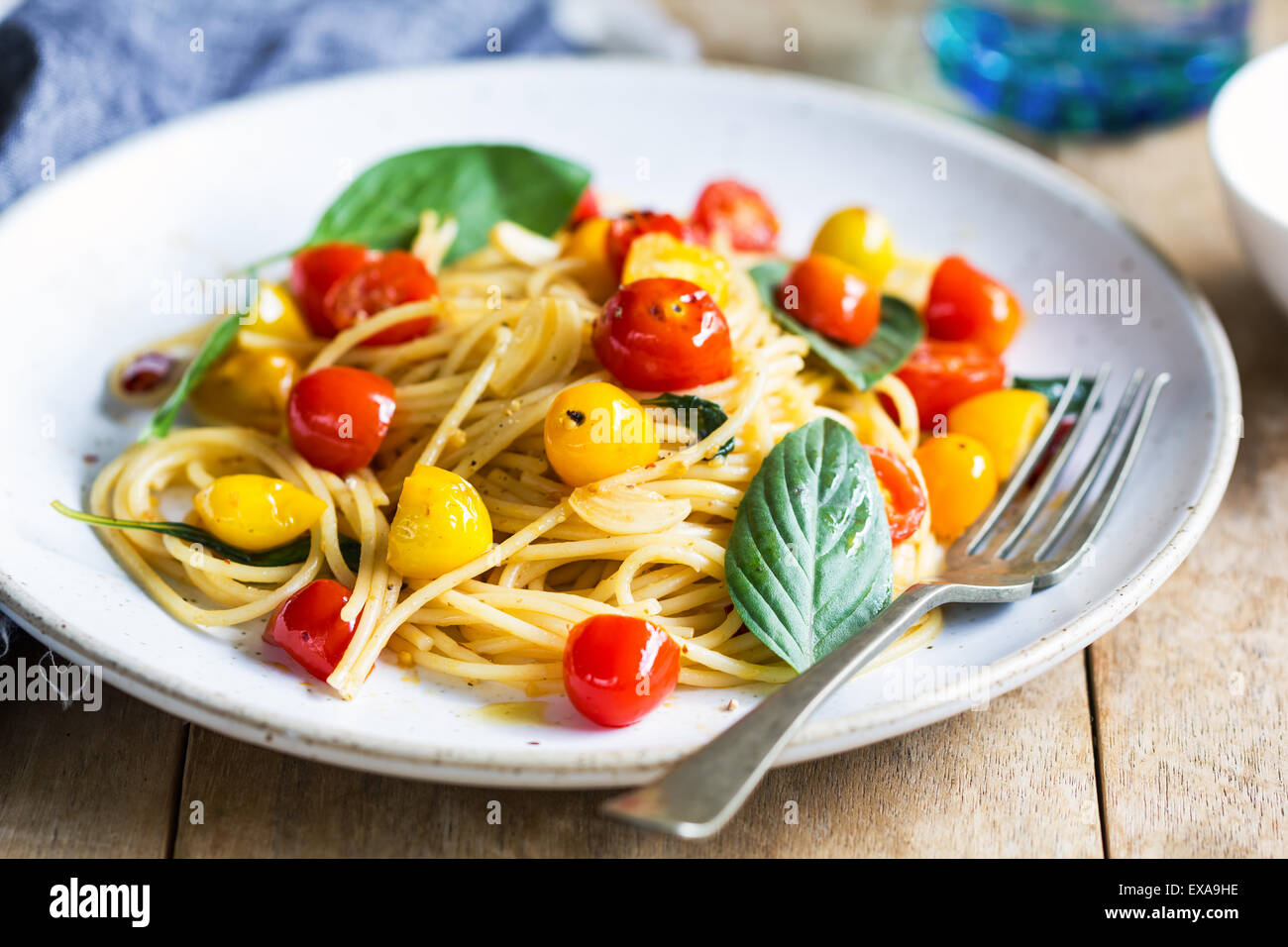 Spaghetti con il giallo e il rosso pomodoro ciliegino da sale marino Foto Stock