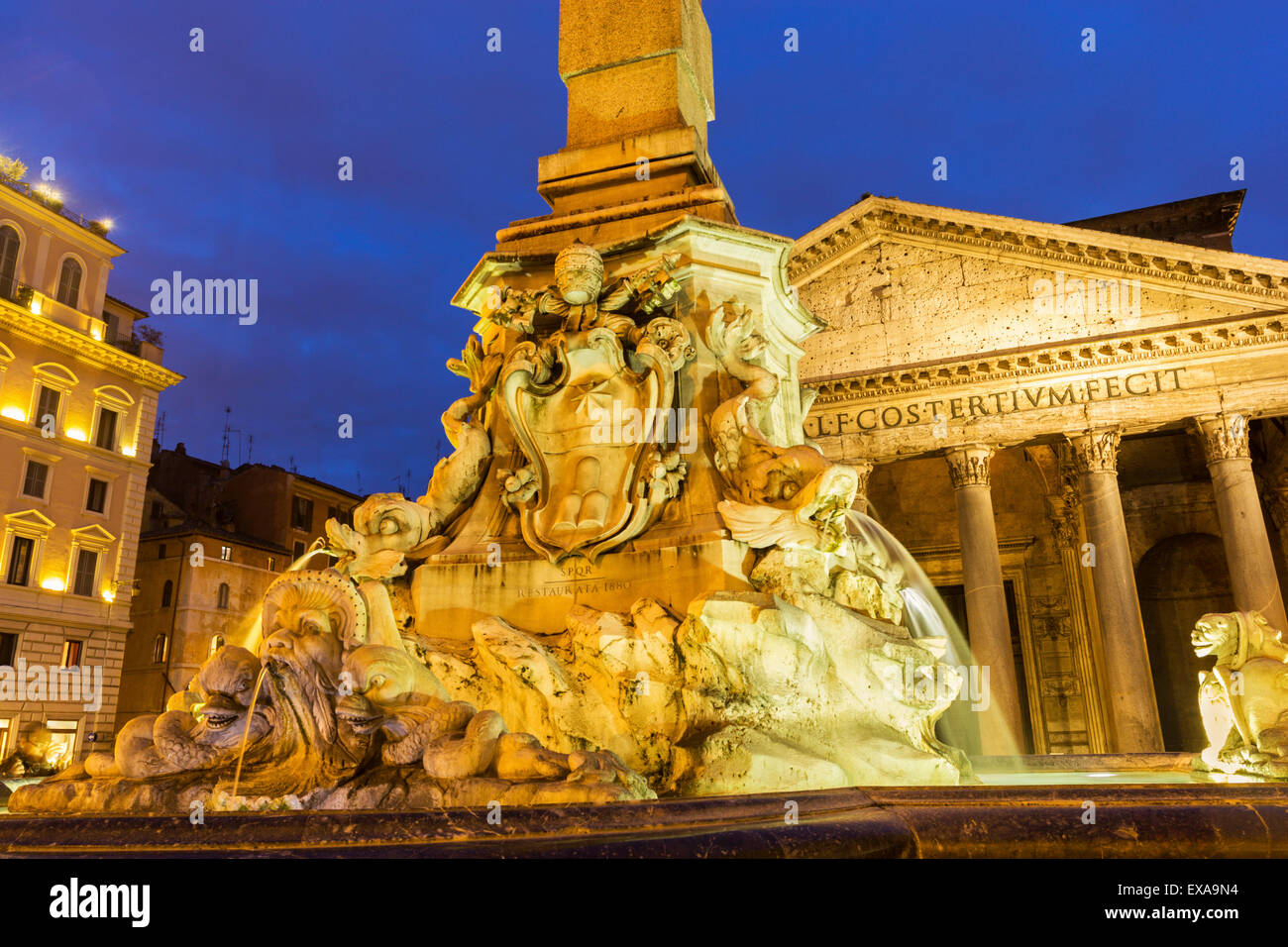 Fontana del Pantheon vicino al Pantheon di Roma in Italia Foto Stock
