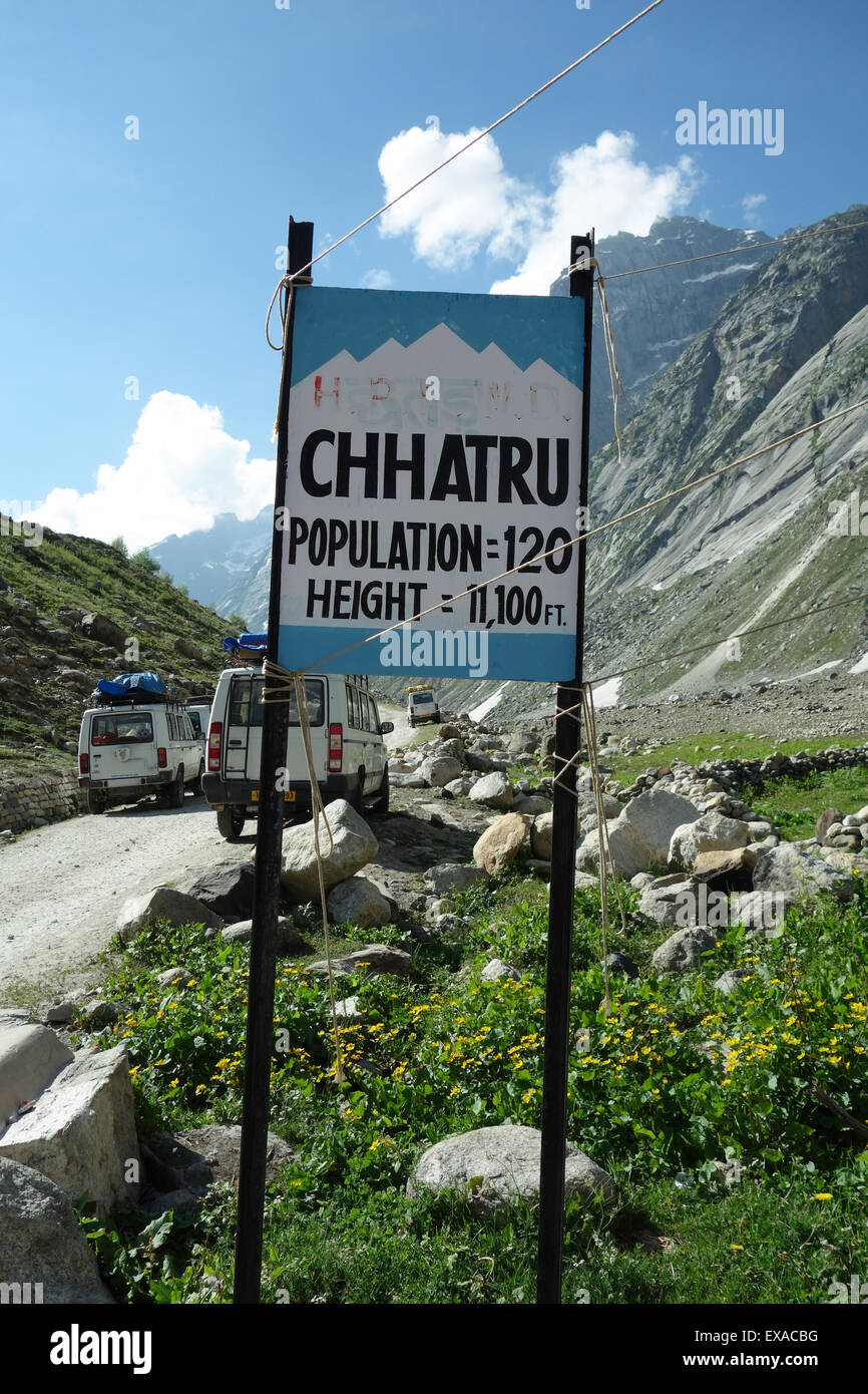 CHHATRU, Himachal Pradesh, India del nord - 29 giugno 2013: Chhatru popolare è un resto stop sul viaggio tra Manali a Spiti Foto Stock