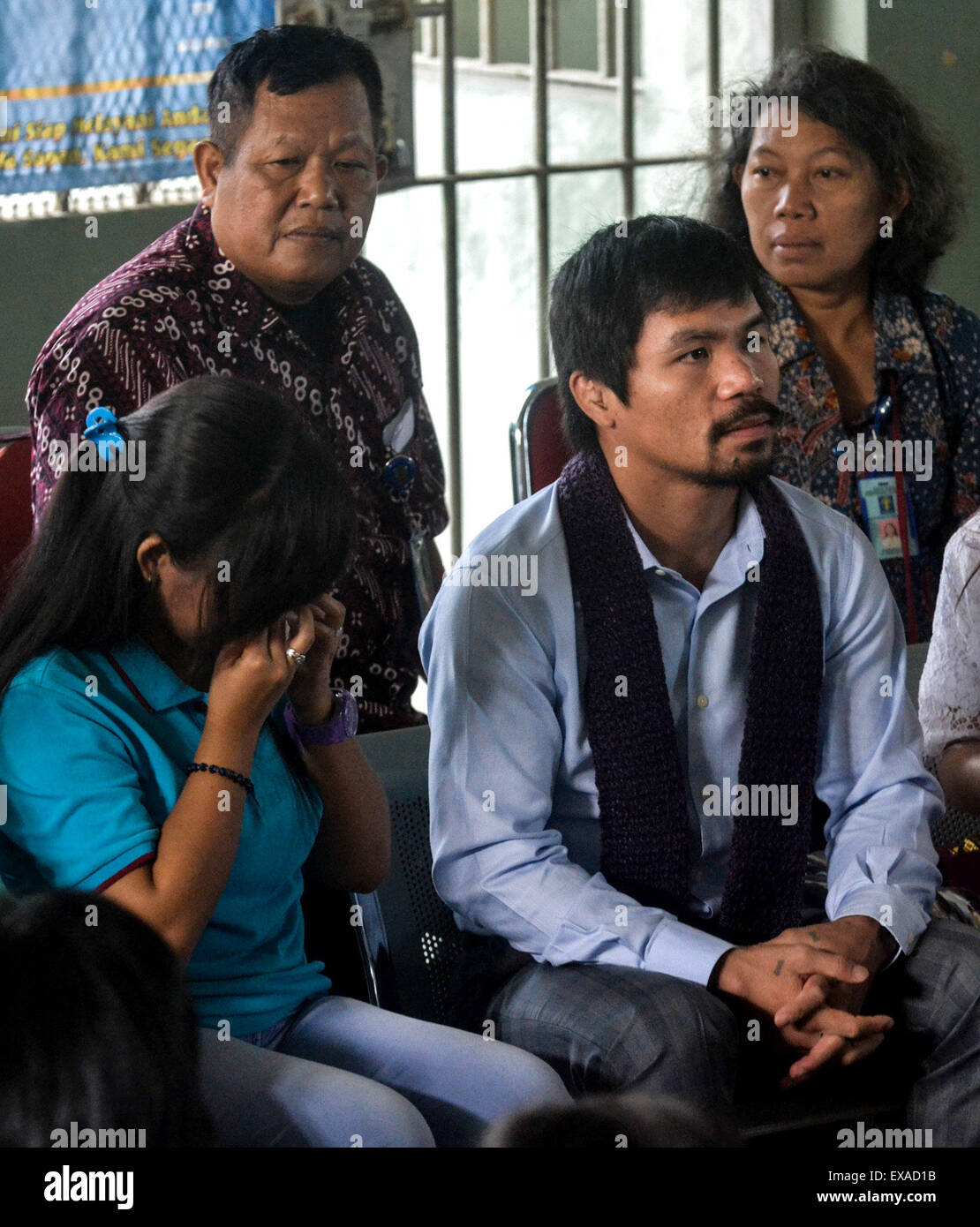 Yogyakarta, Indonesia. 10 Luglio, 2015. Filipino boxing icona Manny Pacquiao (R, anteriore) visite filippini fila di morte prigioniero Mary Jane Veloso (L, anteriore) a Wirogunan carcere in Yogyakarta, Indonesia, 10 luglio 2015. Manny Pacquiao visitato il suo connazionale Mary Jane Veloso chi è attualmente nel braccio della morte per reati di droga in carcere Wirogunan venerdì. Credito: Oka Hamied/Xinhua/Alamy Live News Foto Stock