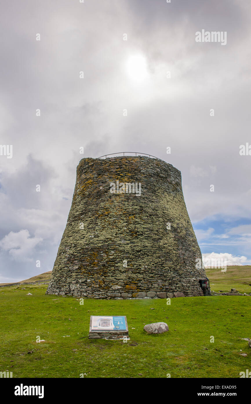 La maggior parte ben conservata torre Pictish dall'età del ferro, circa duemila anni, isola di Mousa, isole Shetland, Scozia Foto Stock