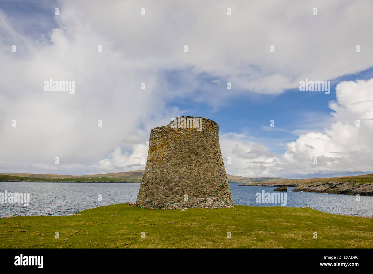 La maggior parte ben conservata torre Pictish dall'età del ferro, circa duemila anni, isola di Mousa, isole Shetland, Scozia Foto Stock