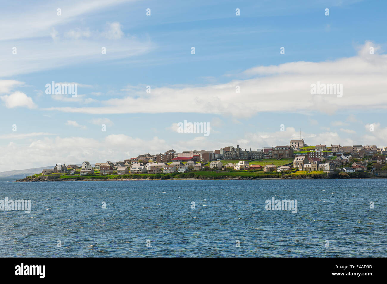 Città vista dal mare, Lerwick, la terraferma Orkney e Shetland Islands, Scotland, Regno Unito Foto Stock