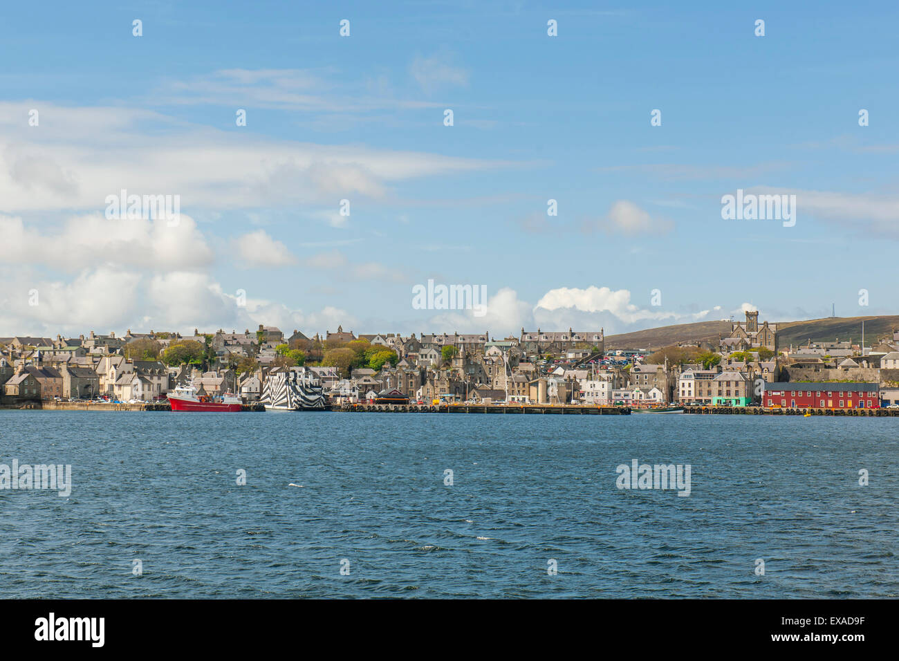 Città vista dal mare, Lerwick, la terraferma Orkney e Shetland Islands, Scotland, Regno Unito Foto Stock