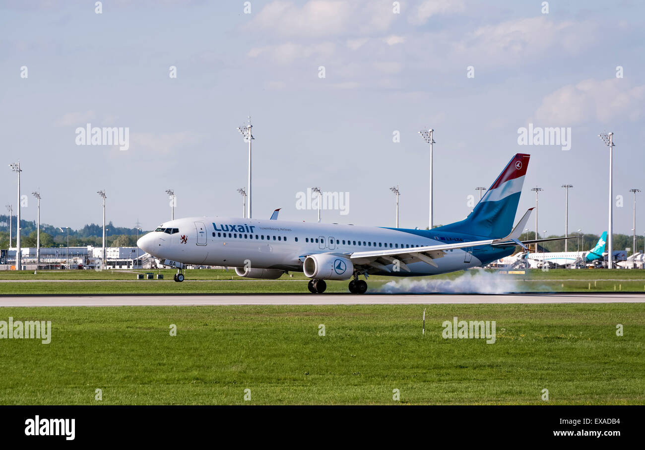 Luxair Boeing 737-8C9, numero di immatricolazione LX-LBA, atterrando all'aeroporto di Monaco, Monaco di Baviera, Baviera, Baviera, Germania Foto Stock
