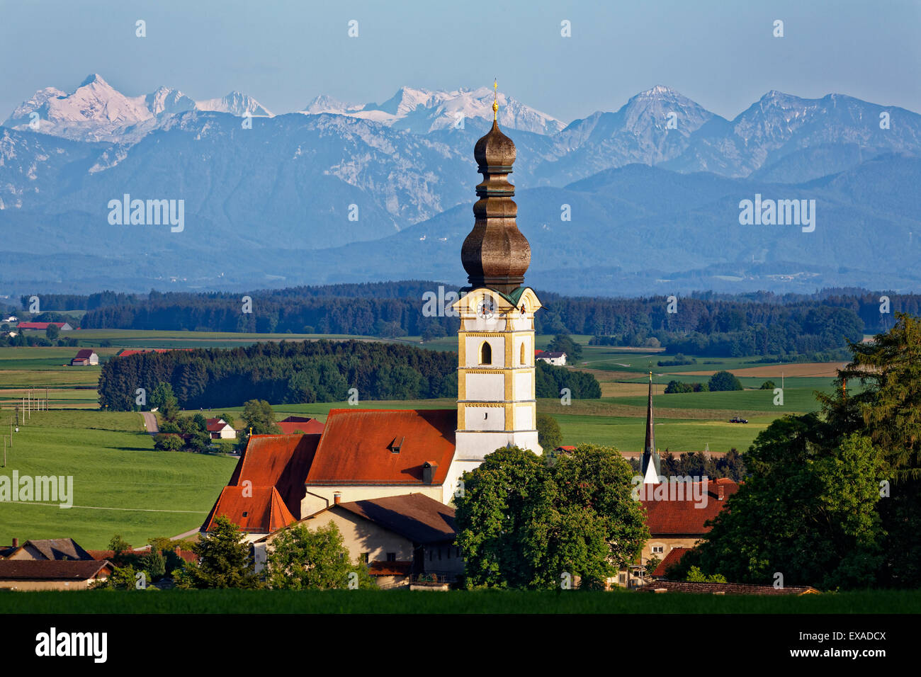 Chiesa parrocchiale di Santa Maria Assunta, sulle Alpi di Berchtesgaden con Hochkalter montagna dietro, sinistra, Schnaitsee, Chiemgau Foto Stock