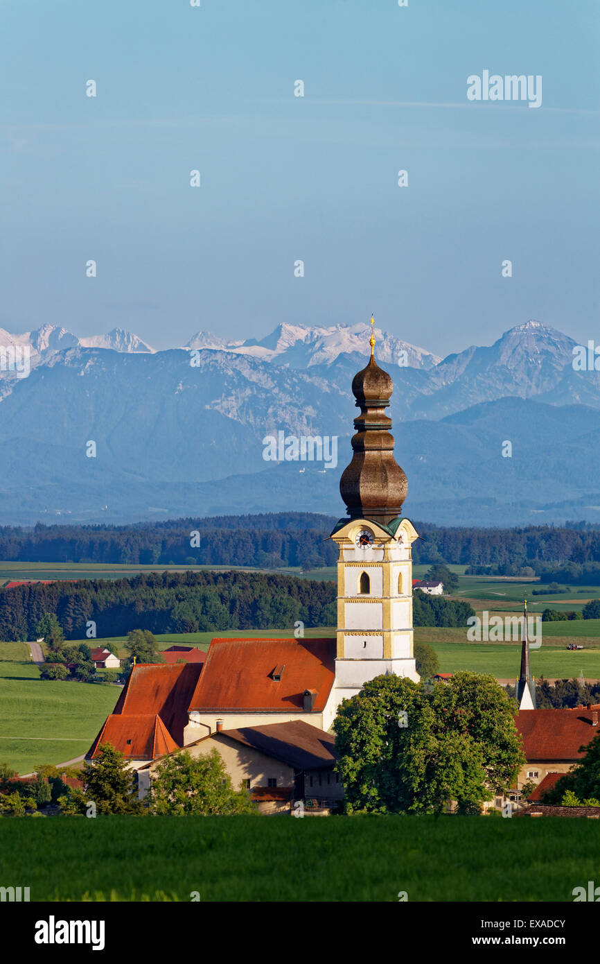 Chiesa parrocchiale di Santa Maria Assunta, sulle Alpi di Berchtesgaden dietro, Schnaitsee, Chiemgau, Alta Baviera, Baviera, Germania Foto Stock