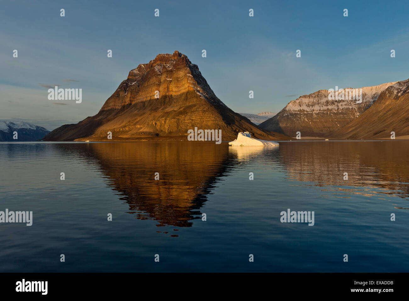 Iceberg di fronte Devil's Castle Mountain Kejser Franz Joseph fiordo, a nord-est della Groenlandia Parco Nazionale, la Groenlandia Foto Stock