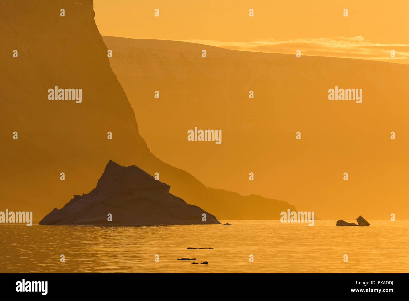 Sunrise, iceberg, Kejser Franz Joseph fiordo, a nord-est della Groenlandia Parco Nazionale, la Groenlandia Foto Stock