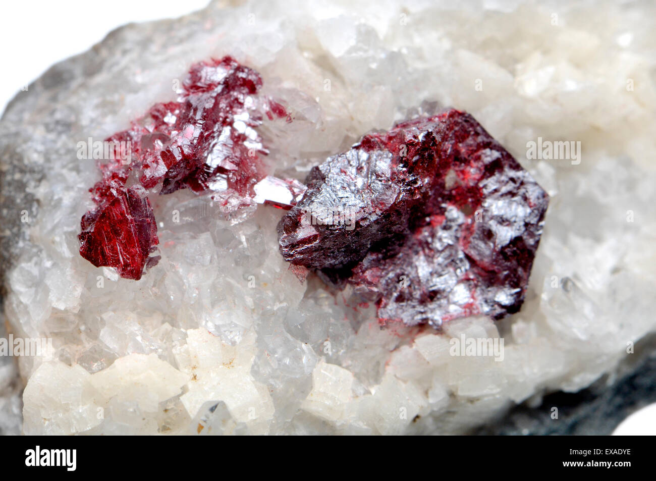 Il cinabro (solfuro di mercurio) su cluster di quarzo (minati nel Hunan, Cina) Foto Stock