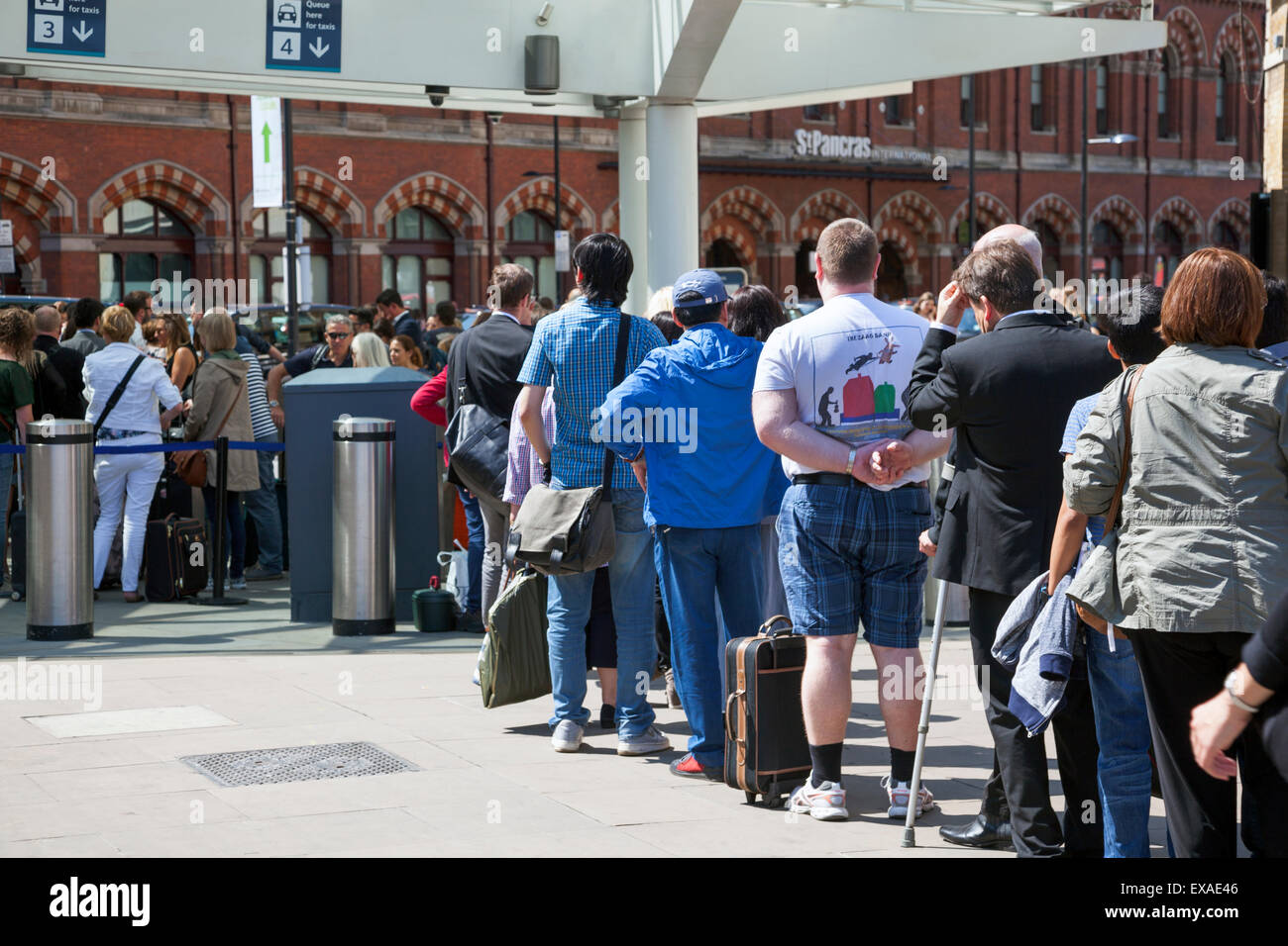 Londra, Regno Unito. 9 Luglio 2015 - Il più grande sciopero della metropolitana di Londra in 13 anni sta causando caos pendolari in tutta la città. Alla stazione ferroviaria internazionale di St Pancras e King's Cross i viaggiatori che arrivano dall'estero in Eurostar, così come i treni sulle reti ferroviarie nazionali sono a sinistra lottando in lunghe code per i taxi. Credito: Nathaniel Noir/Alamy Live News Foto Stock