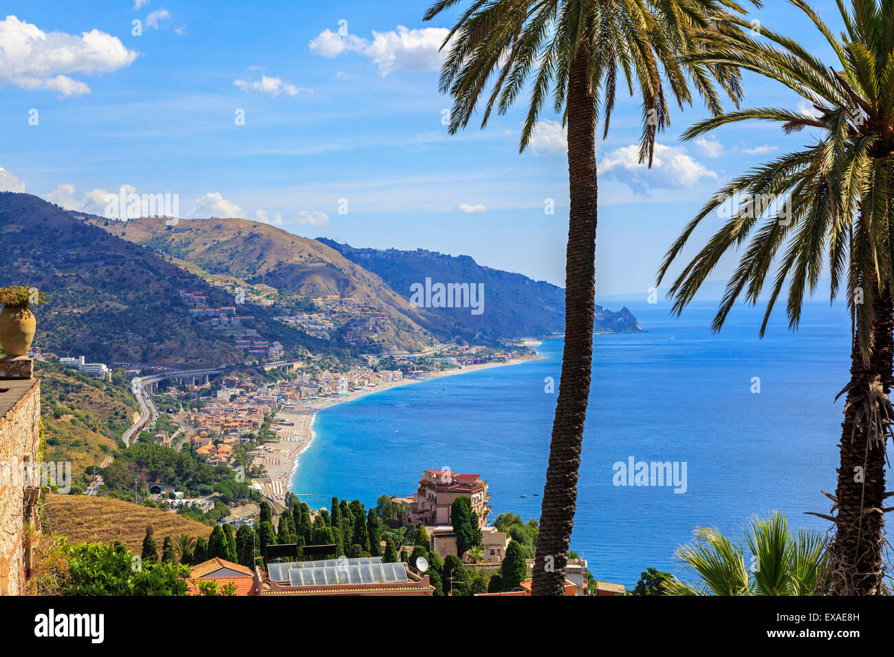 Alta Vista del villaggio di Letojanni e spiaggia sul Capo Taormina, Distretto di Messina, Sicilia, Italia Foto Stock