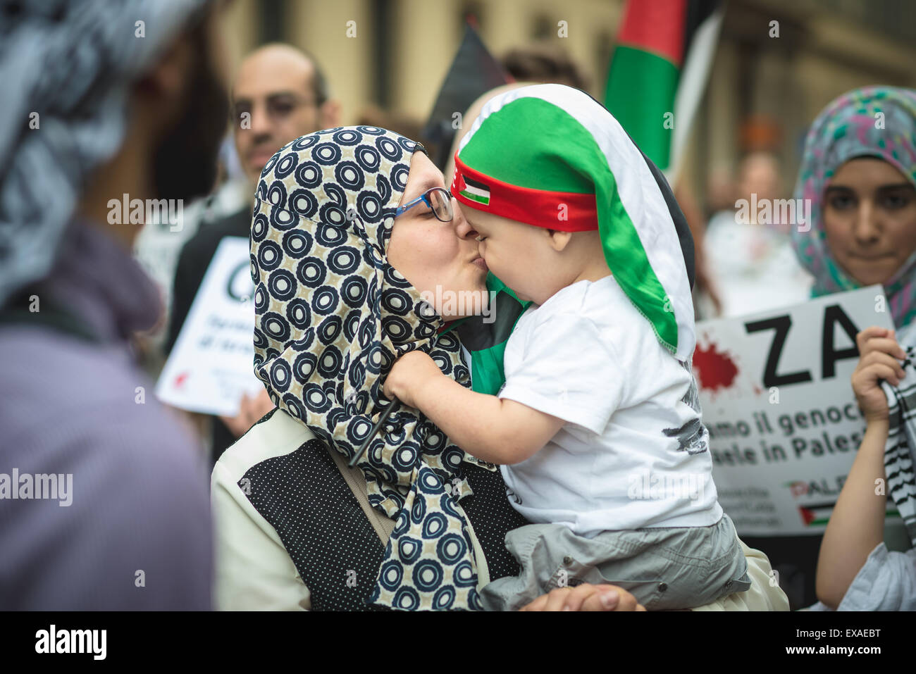 Milano, Italia - 26 Luglio: pro Palestina manifestazione tenutasi a Milano nel mese di luglio, 26, 2014. Le persone sono scese nelle strade la rivendicazione nella Striscia di Gaza e la Palestina libera contro Israele guerra e bombardamenti Foto Stock