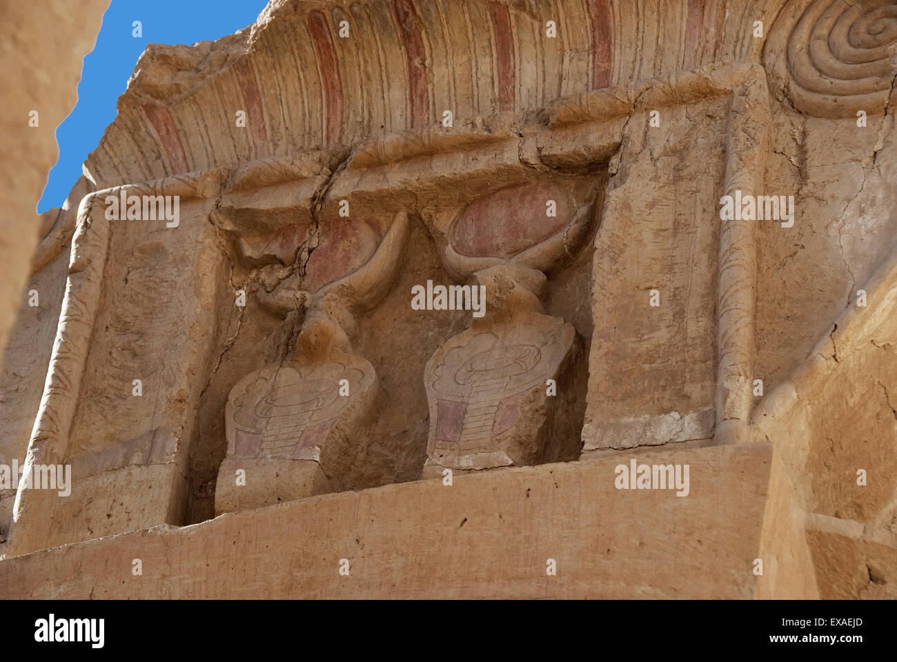 Deir el-Bahari, Luxor,Egitto: tempio della regina Hatshepsut (Nuovo Regno 1567-1080 b.C.(Djeser djeseru): due cobras Foto Stock