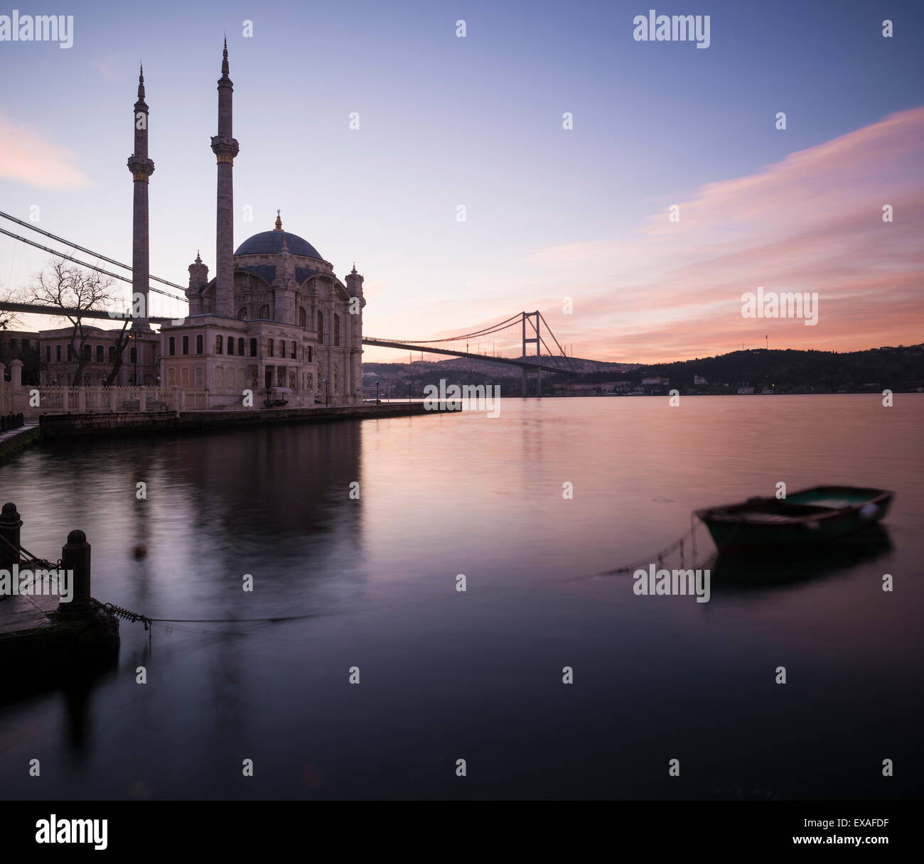 Esterno della Moschea Ortakoy e Ponte sul Bosforo all'alba, Ortakoy, Istanbul, Turchia, Europa Foto Stock