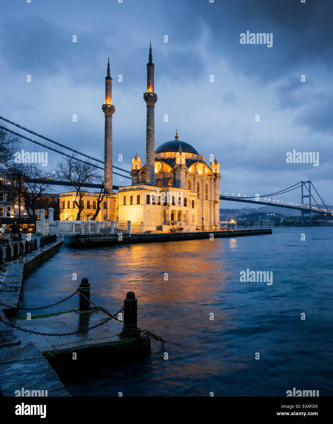 Esterno della Moschea Ortakoy e Ponte sul Bosforo di notte, Ortakoy, Istanbul, Turchia, Europa Foto Stock