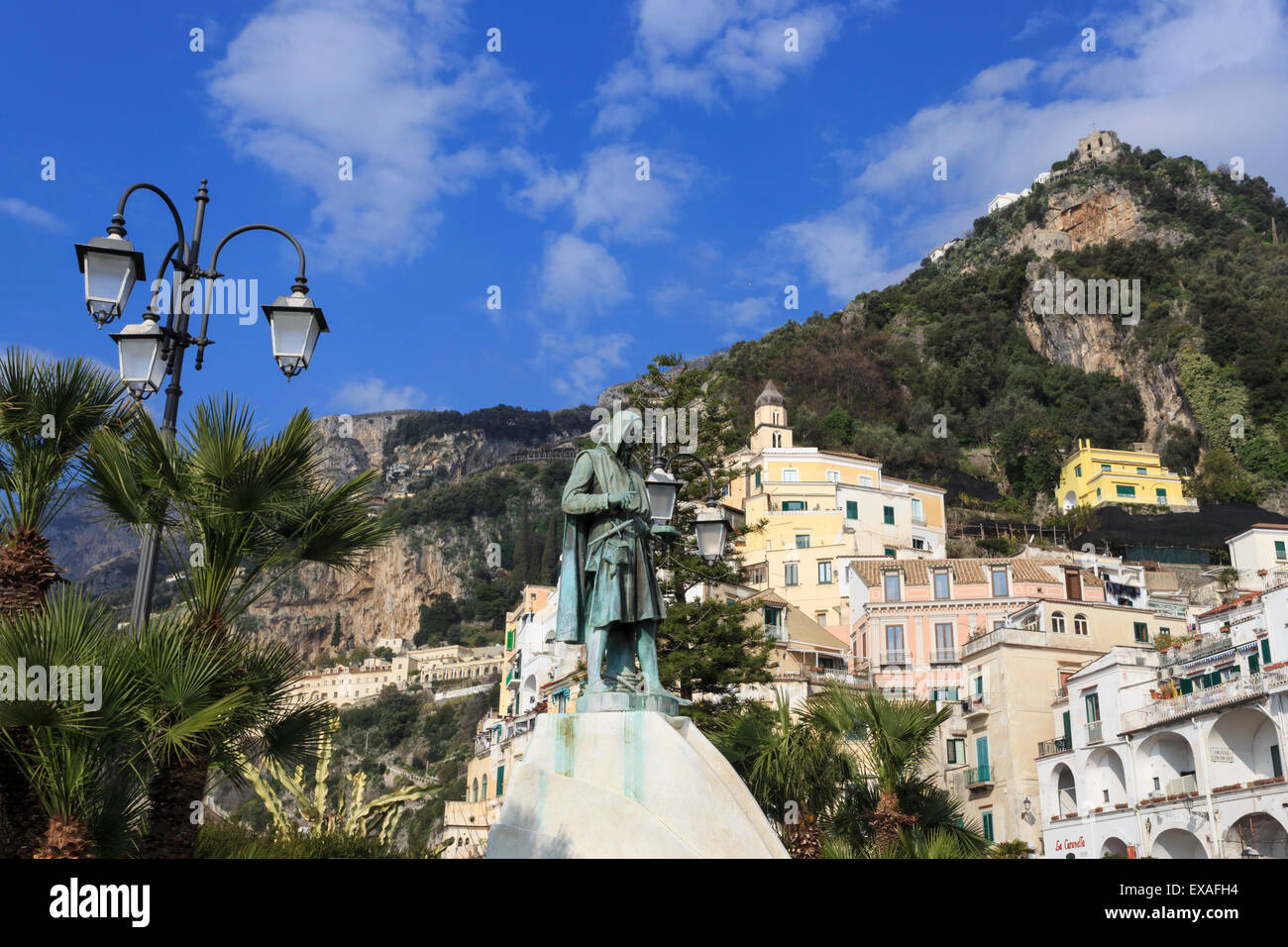 Vista dal lungomare di statua, città di Amalfi e hillside, Costiera Amalfitana (Costiera Amalfitana), sito UNESCO, Campania, Italia Foto Stock