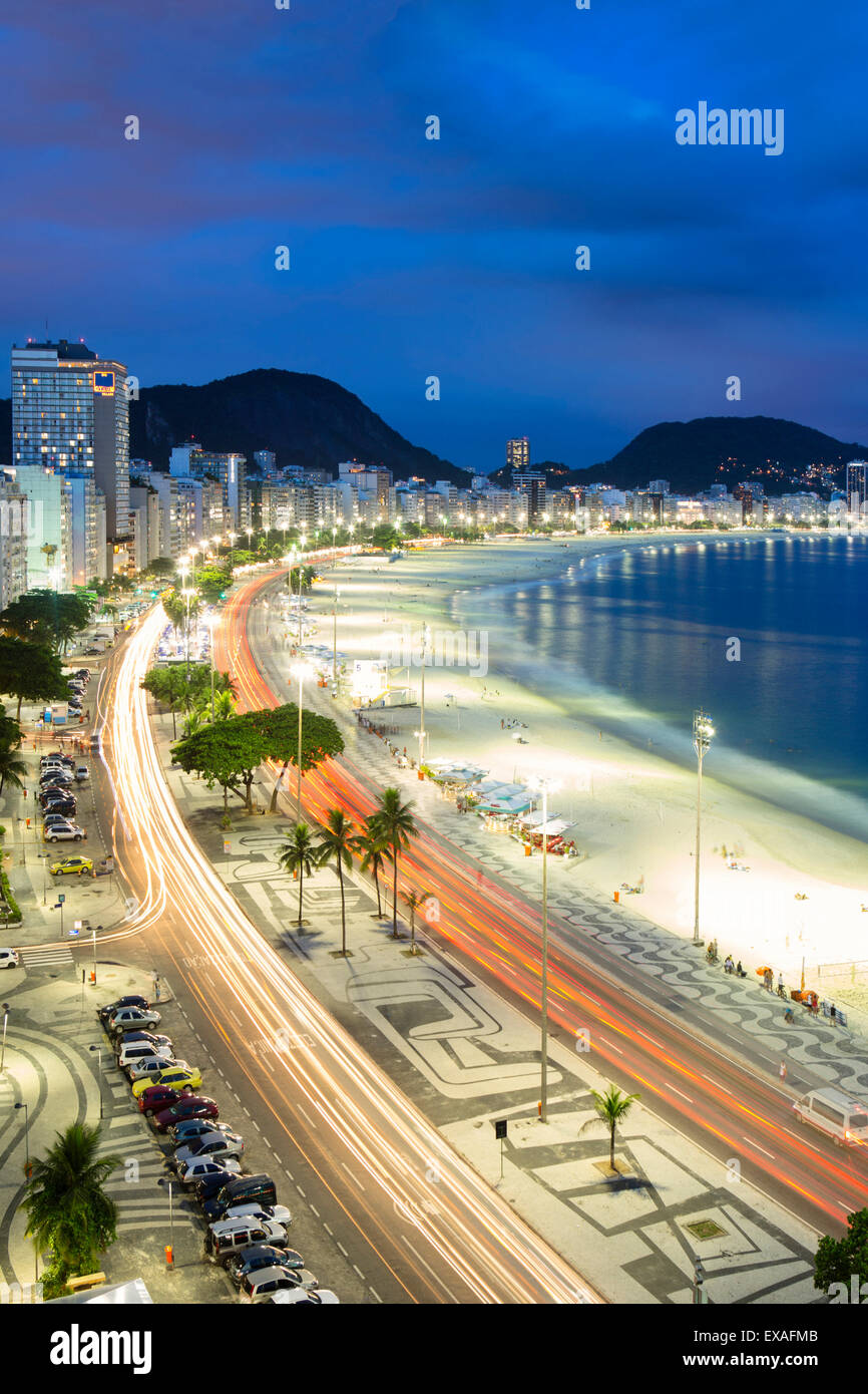 Spiaggia di Copacabana di notte, Rio de Janeiro, Brasile, Sud America Foto Stock