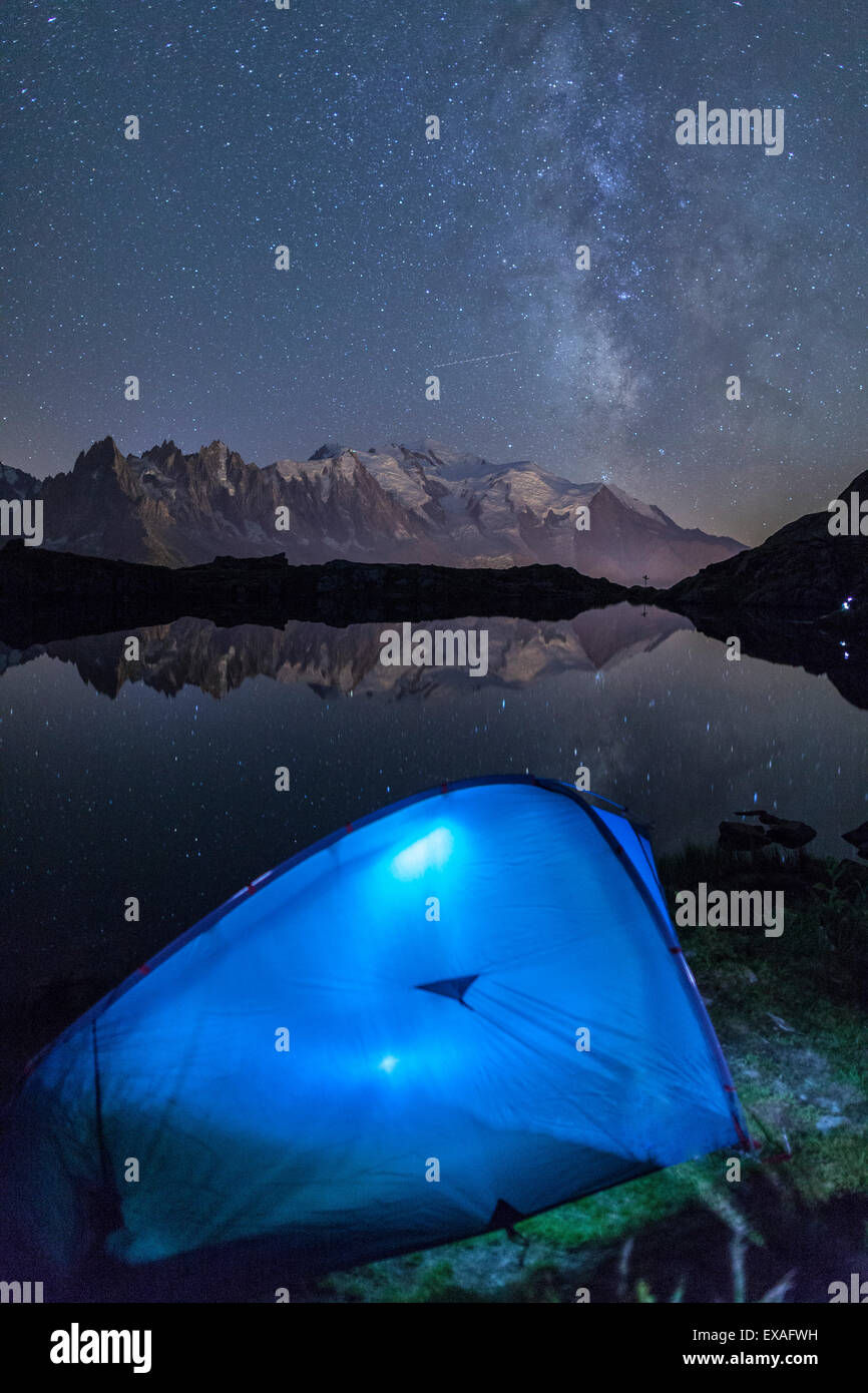 Campeggio con una tenda sotto la Via Lattea presso Lac des Cheserys, guardando il Mont Blanc, Haute Savoie, sulle Alpi francesi, Francia, Europa Foto Stock